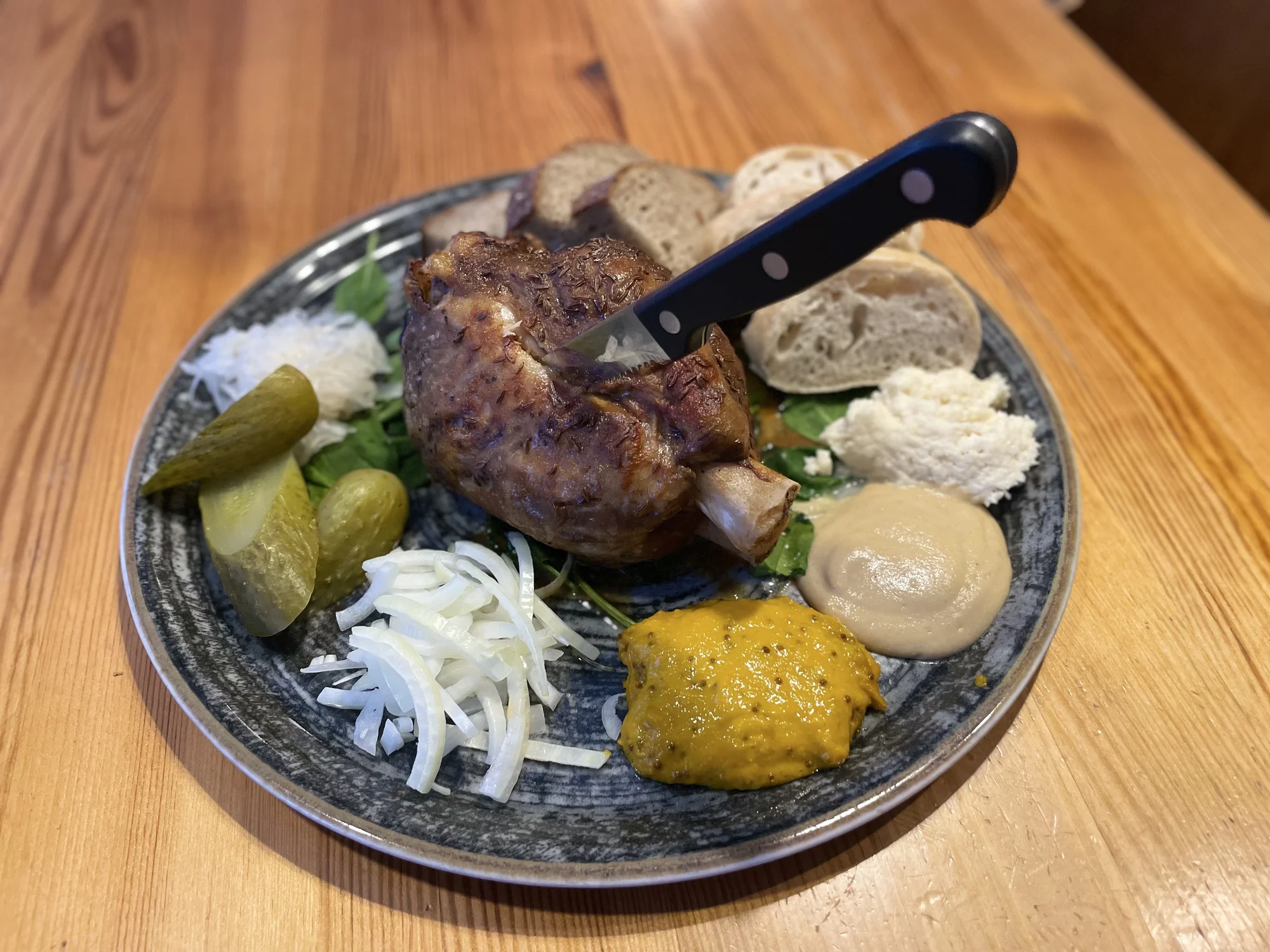 Křídla, steak, hamburger s hranolky, koleno či žebra na grilu pro 1 i 2 osoby