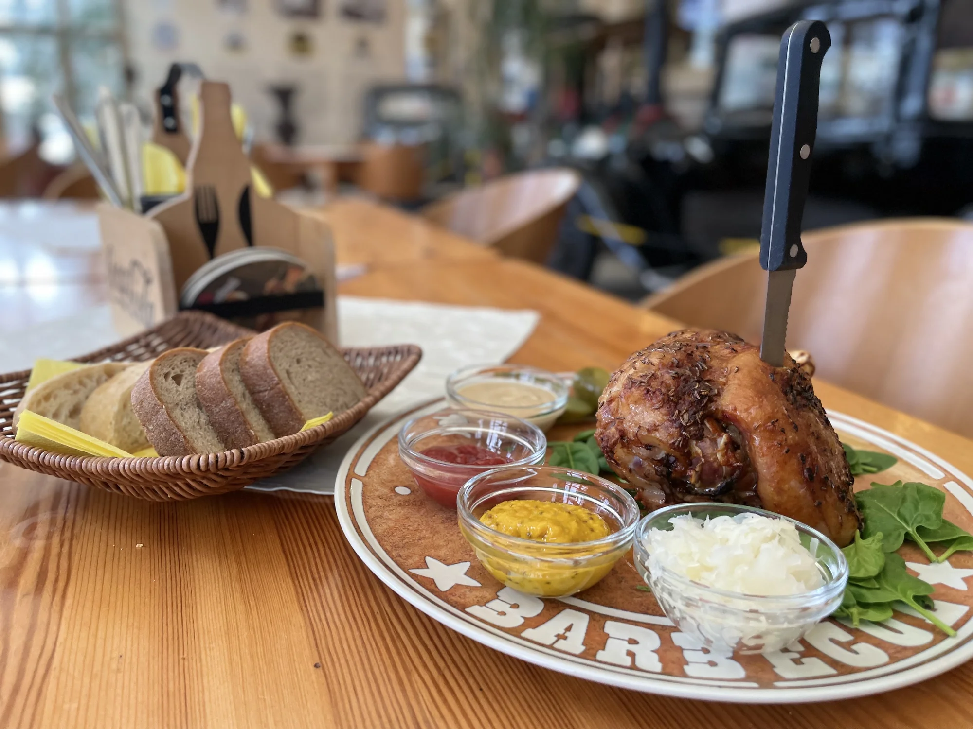 Křídla, steak, hamburger s hranolky, koleno či žebra na grilu pro 1 i 2 osoby