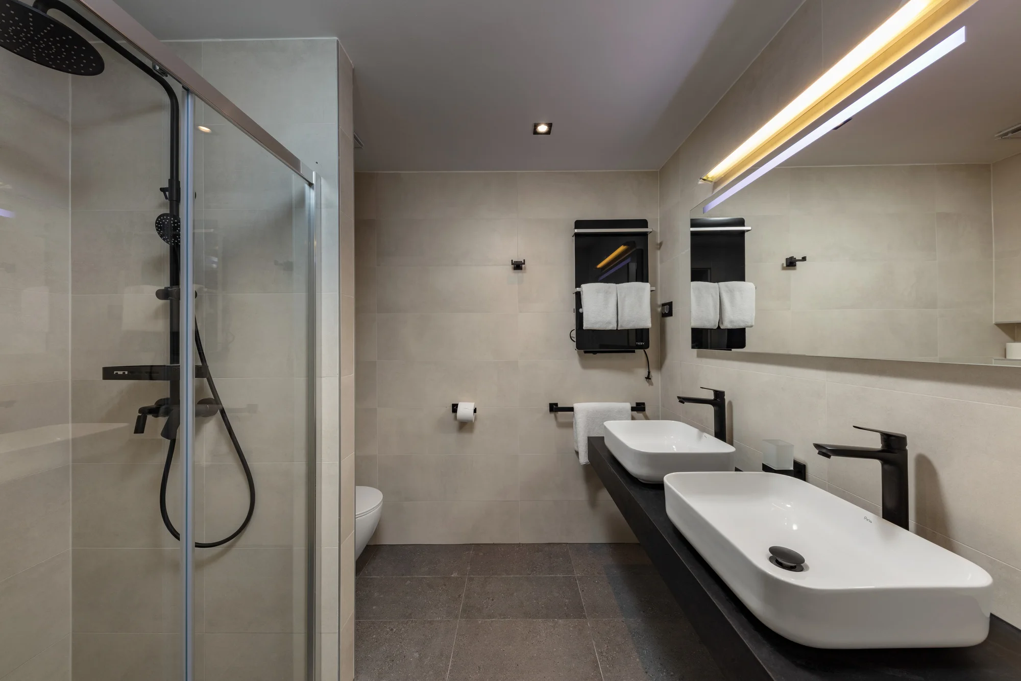 Dalmácie pro dva i rodinu: 4* hotel u moře, bohaté snídaně a večeře, neomezeně bazén