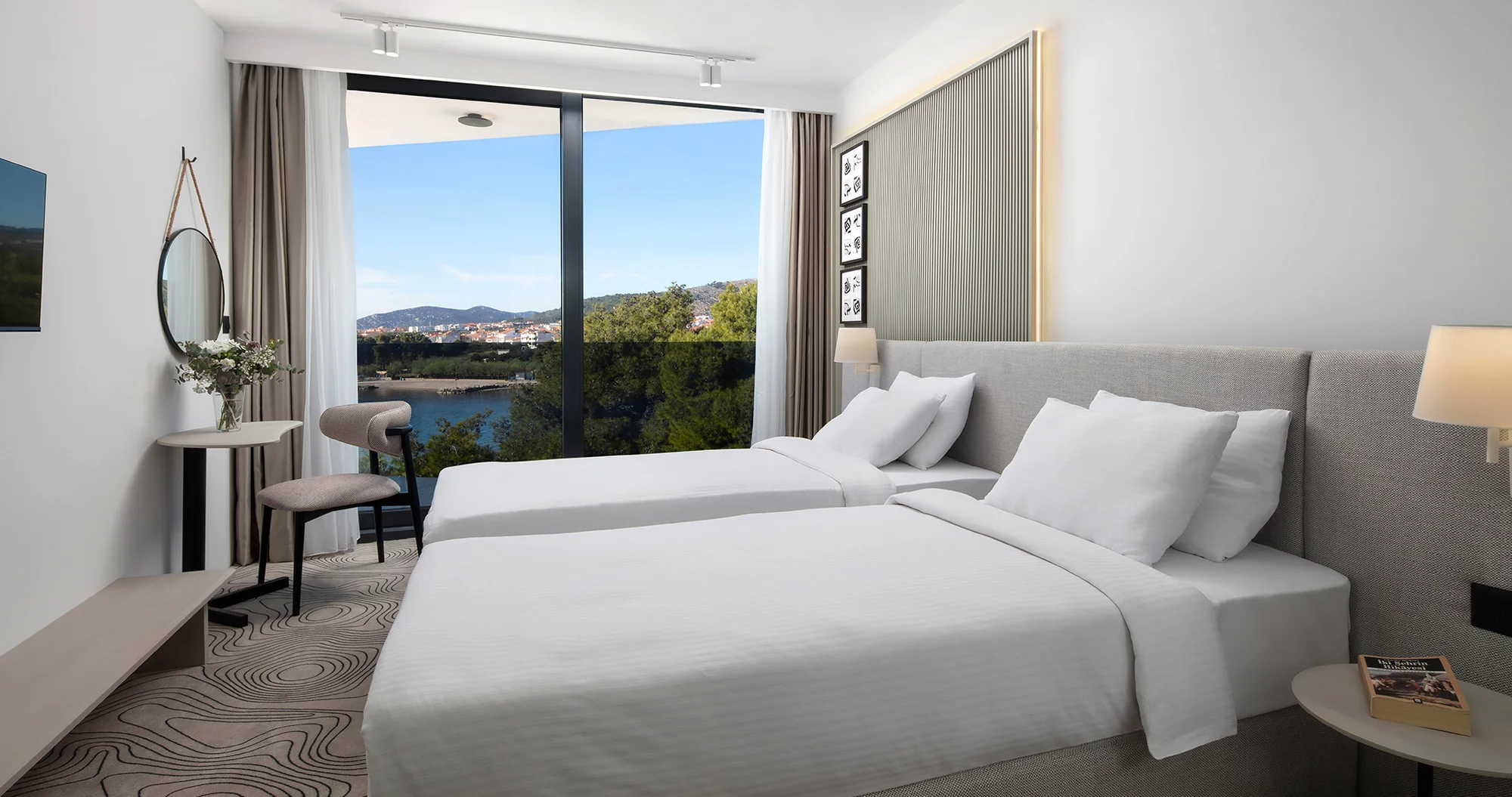 Dalmácie pro dva i rodinu: 4* hotel u moře, bohaté snídaně a večeře, neomezeně bazén