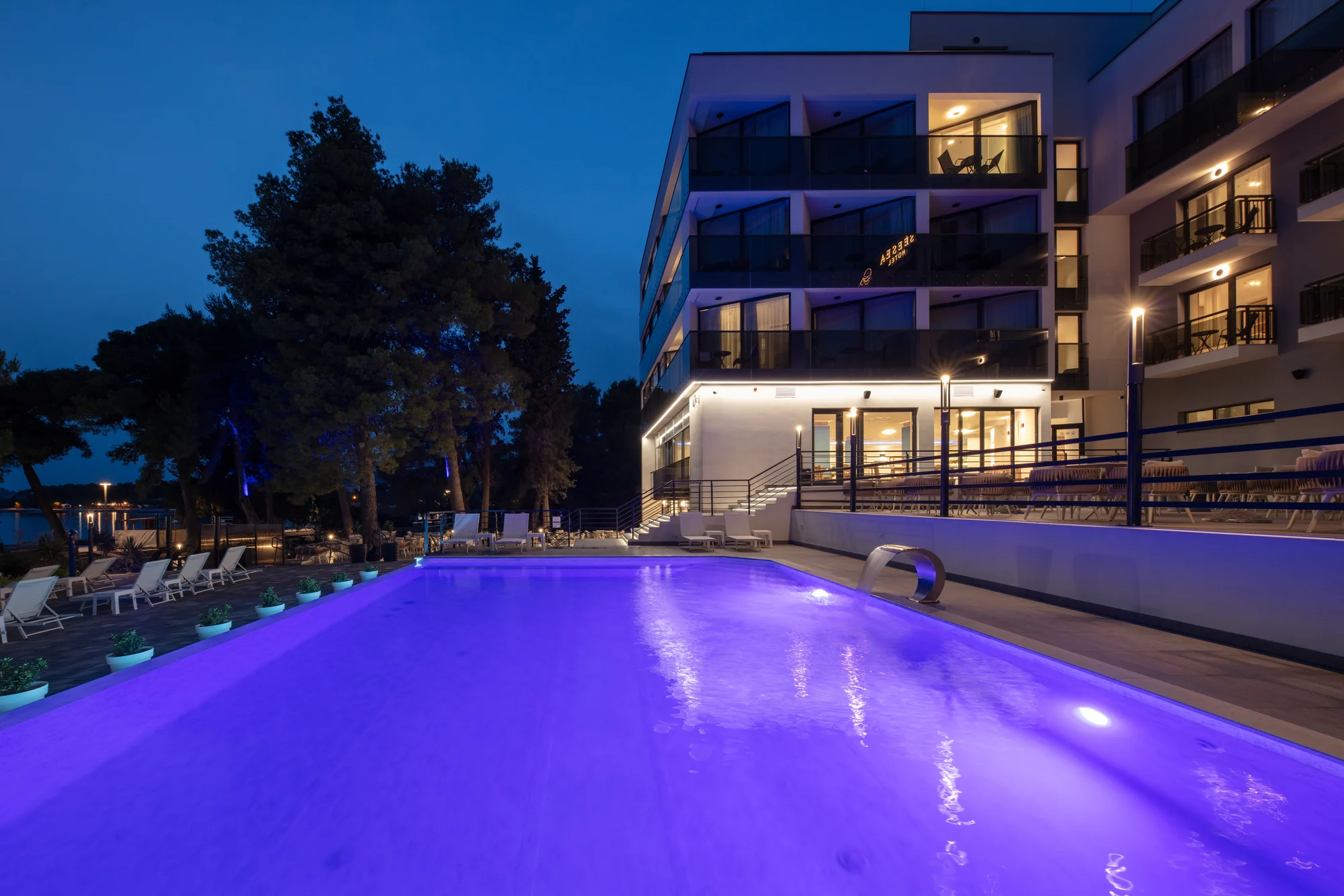 Dalmácie pro dva i rodinu: 4* hotel u moře, bohaté snídaně a večeře, neomezeně bazén