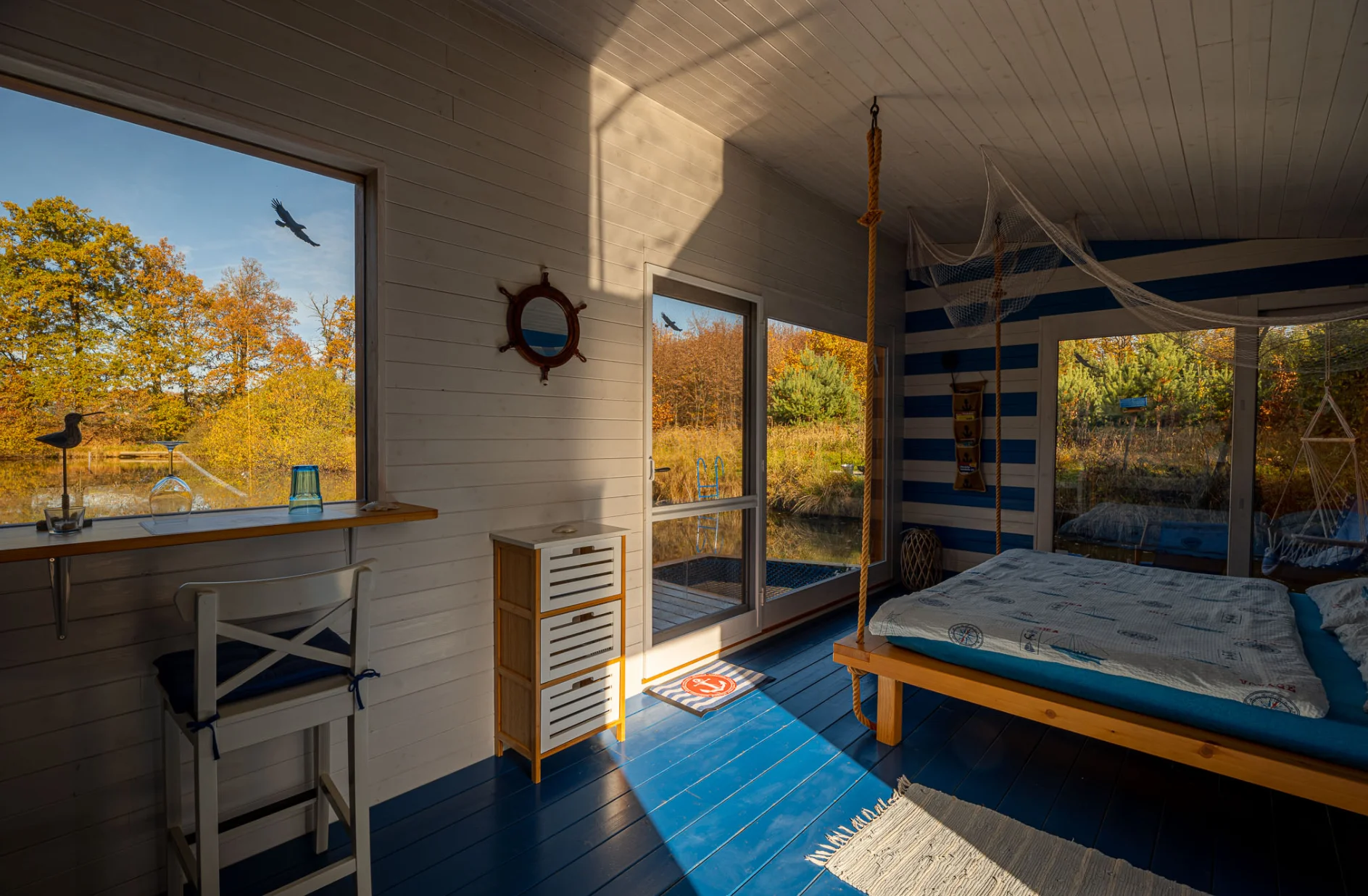 Netradiční ubytování v jižních Čechách: domečky na vodní hladině, odpočinek i rybolov