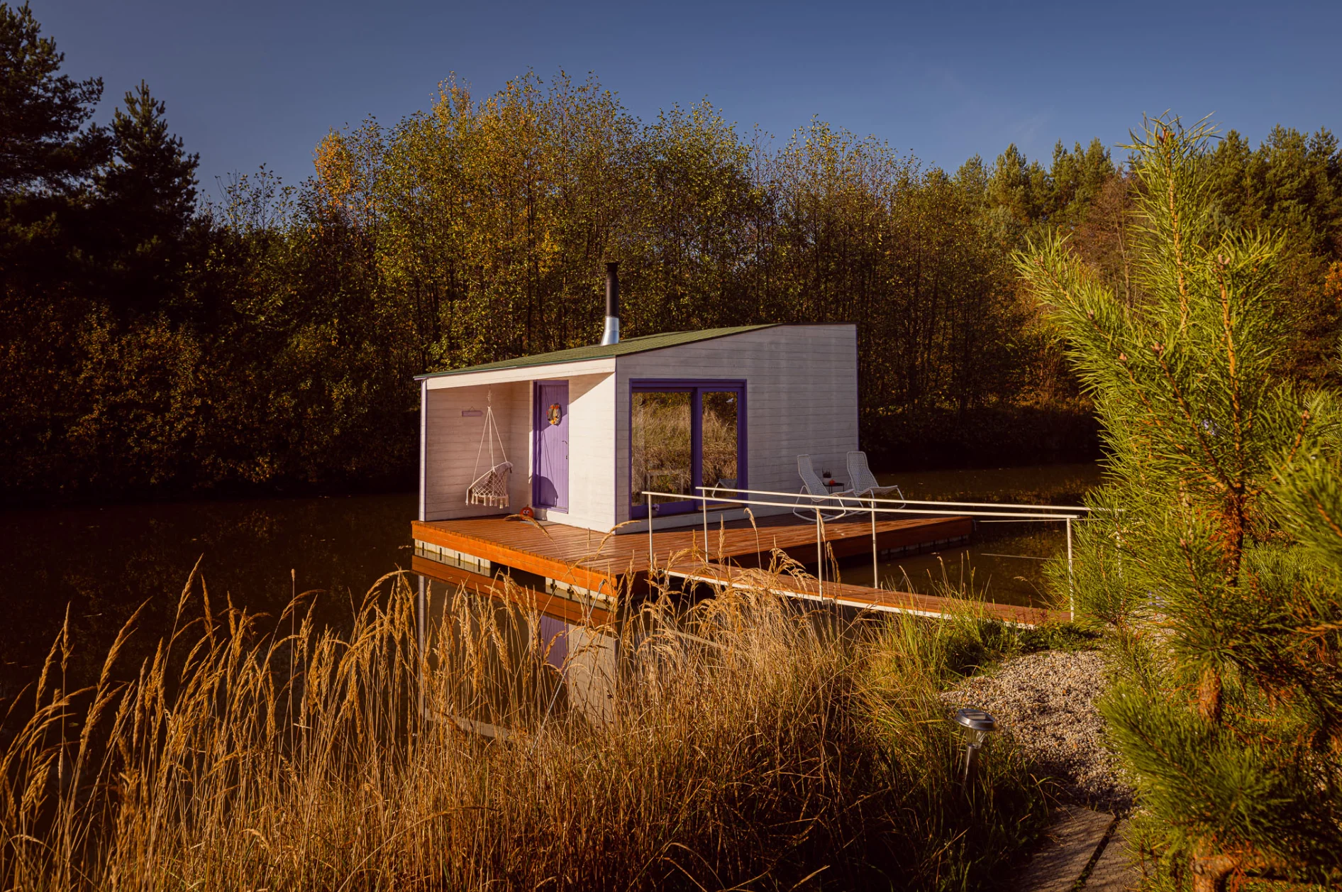 Netradiční ubytování v jižních Čechách: domečky na vodní hladině, odpočinek i rybolov