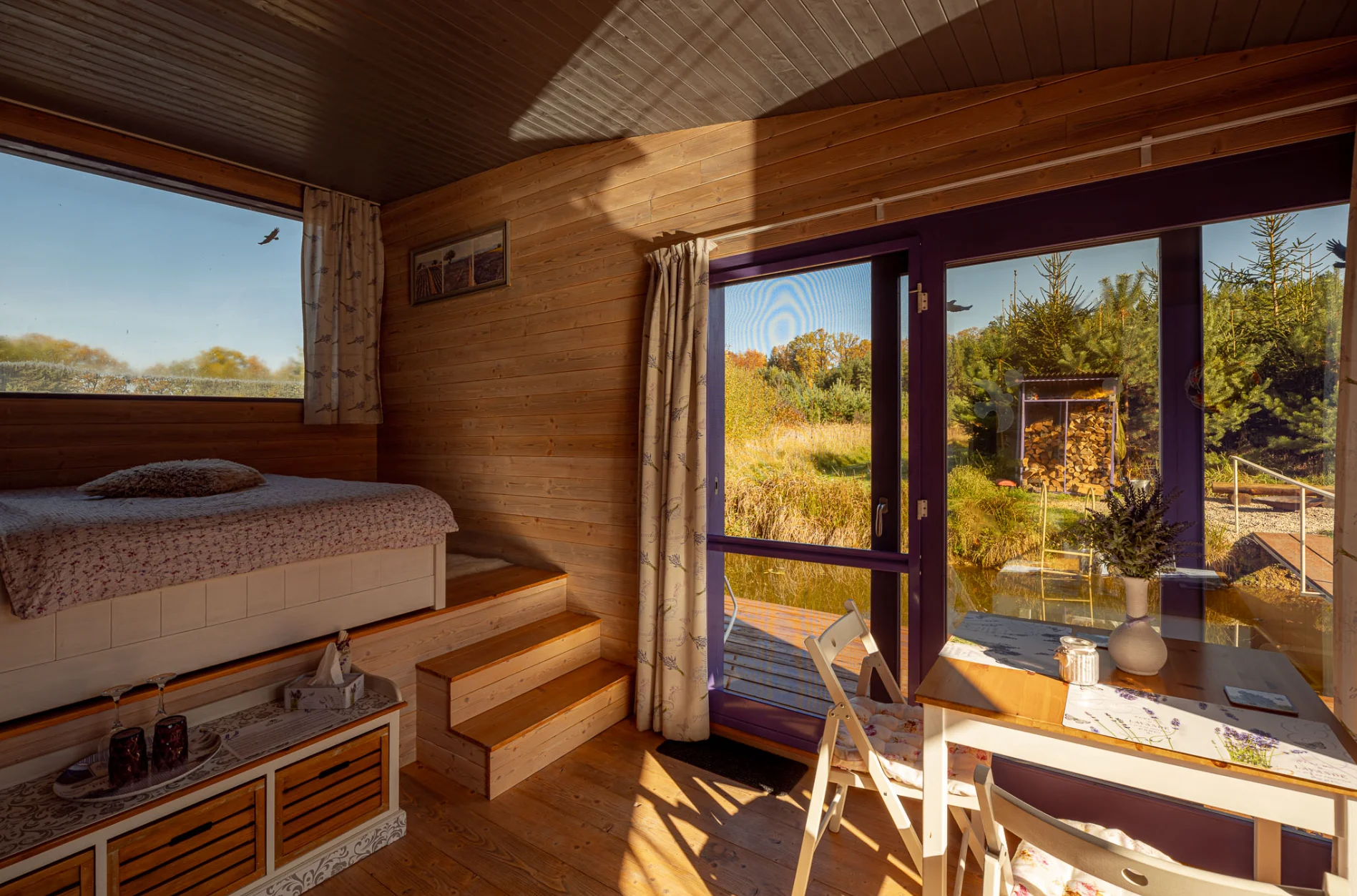 Netradiční ubytování v jižních Čechách: domečky na vodní hladině, odpočinek i rybolov