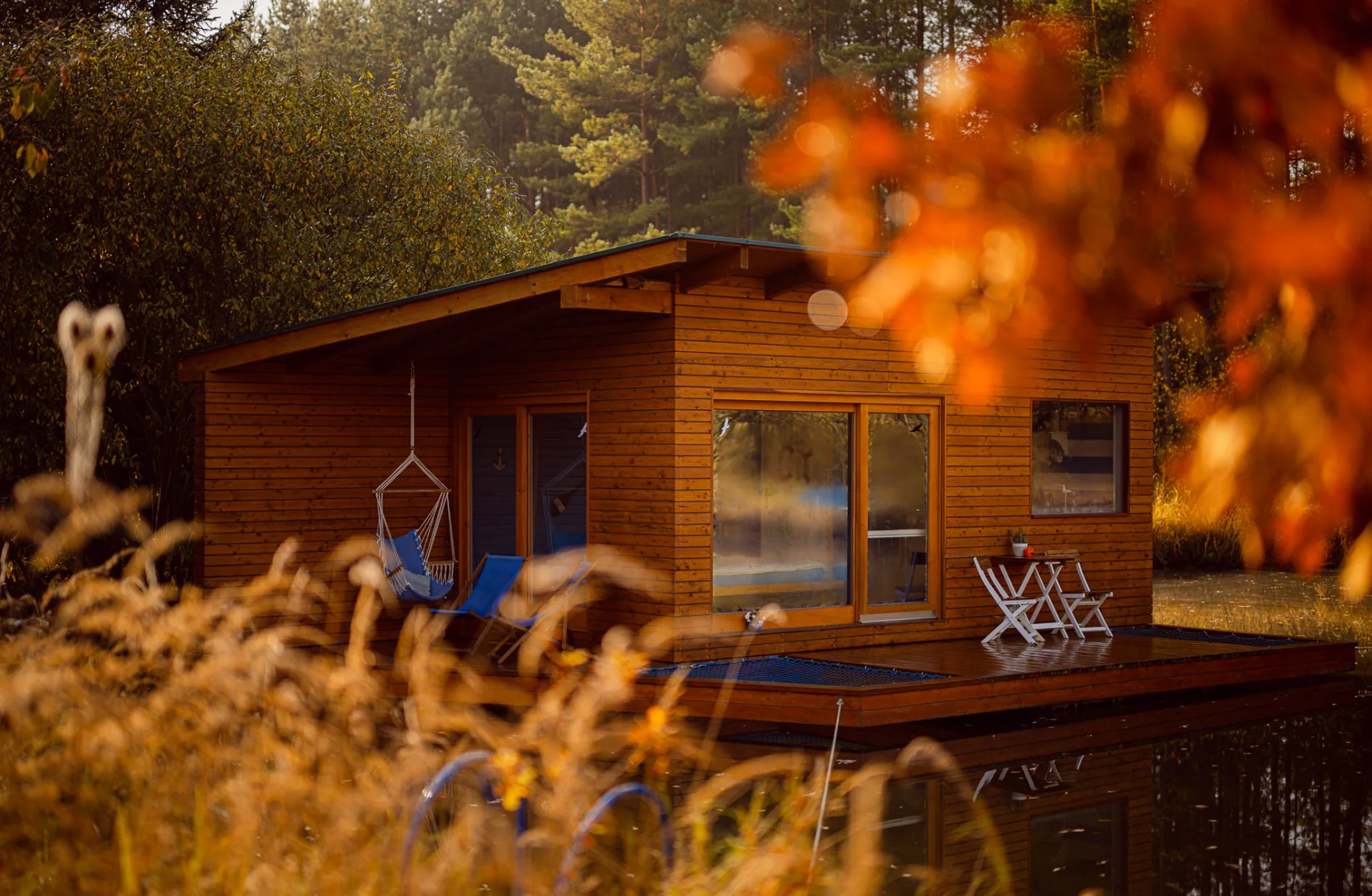 Netradiční ubytování v jižních Čechách: domečky na vodní hladině, odpočinek i rybolov