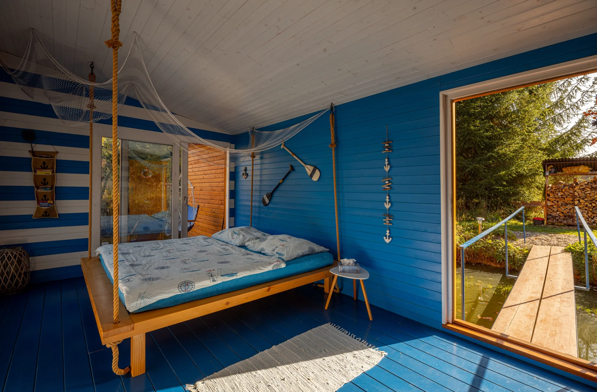 Netradiční ubytování v jižních Čechách: domečky na vodní hladině, odpočinek i rybolov