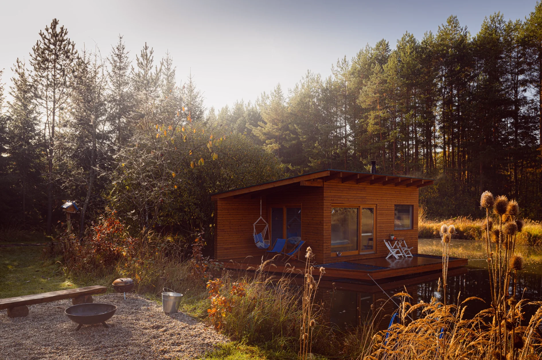 Netradiční ubytování v jižních Čechách: domečky na vodní hladině, odpočinek i rybolov