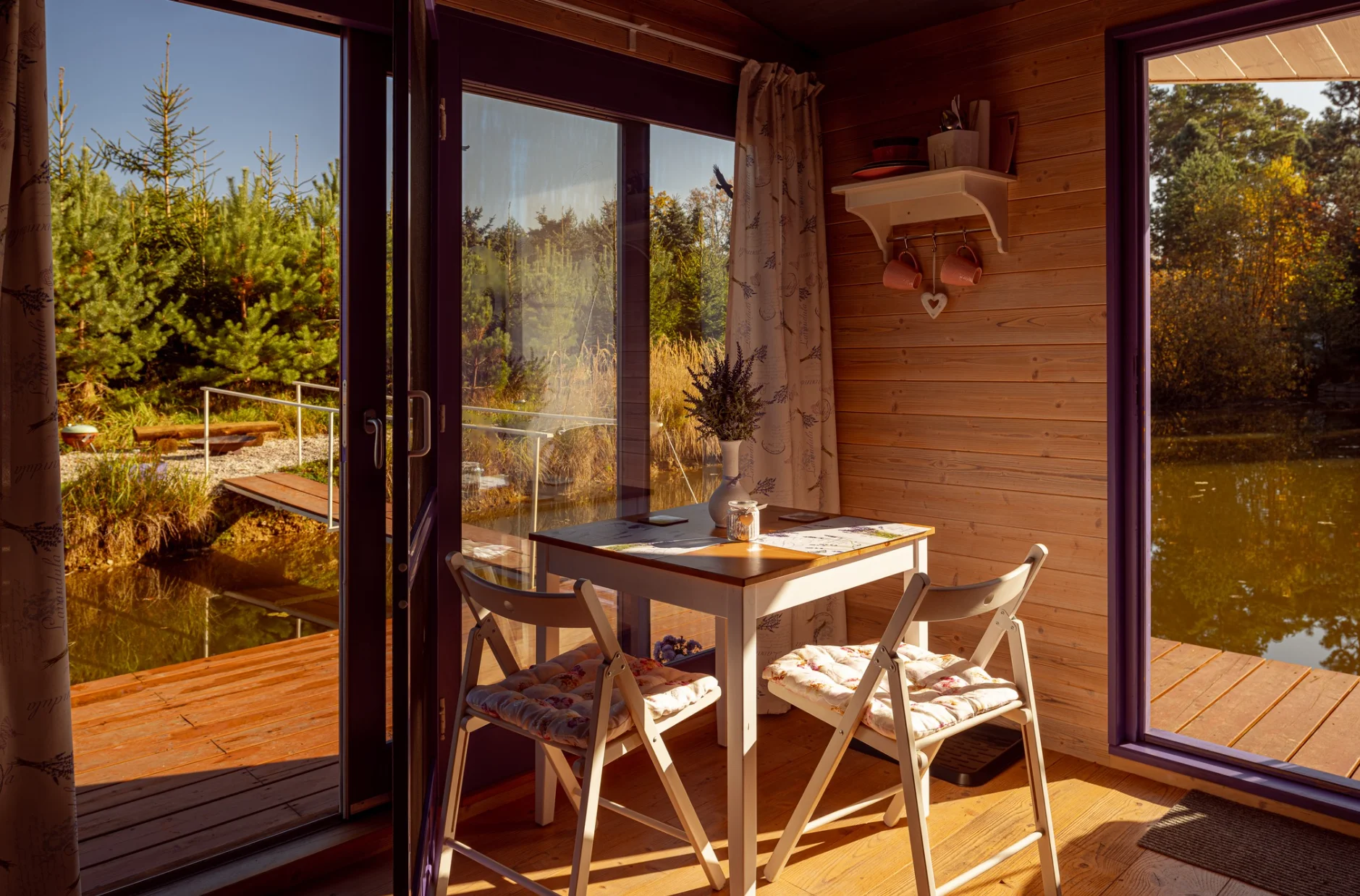 Netradiční ubytování v jižních Čechách: domečky na vodní hladině, odpočinek i rybolov