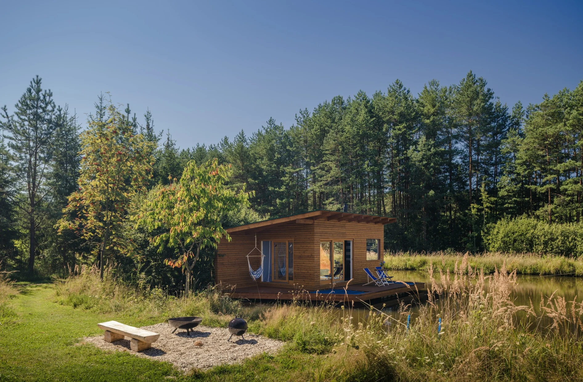Netradiční ubytování v jižních Čechách: domečky na vodní hladině, odpočinek i rybolov