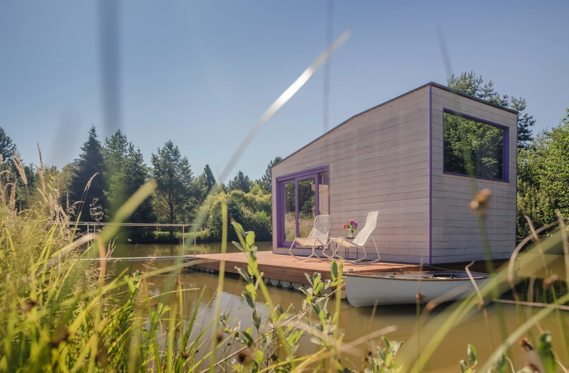 Netradiční ubytování v jižních Čechách: domečky na vodní hladině, odpočinek i rybolov