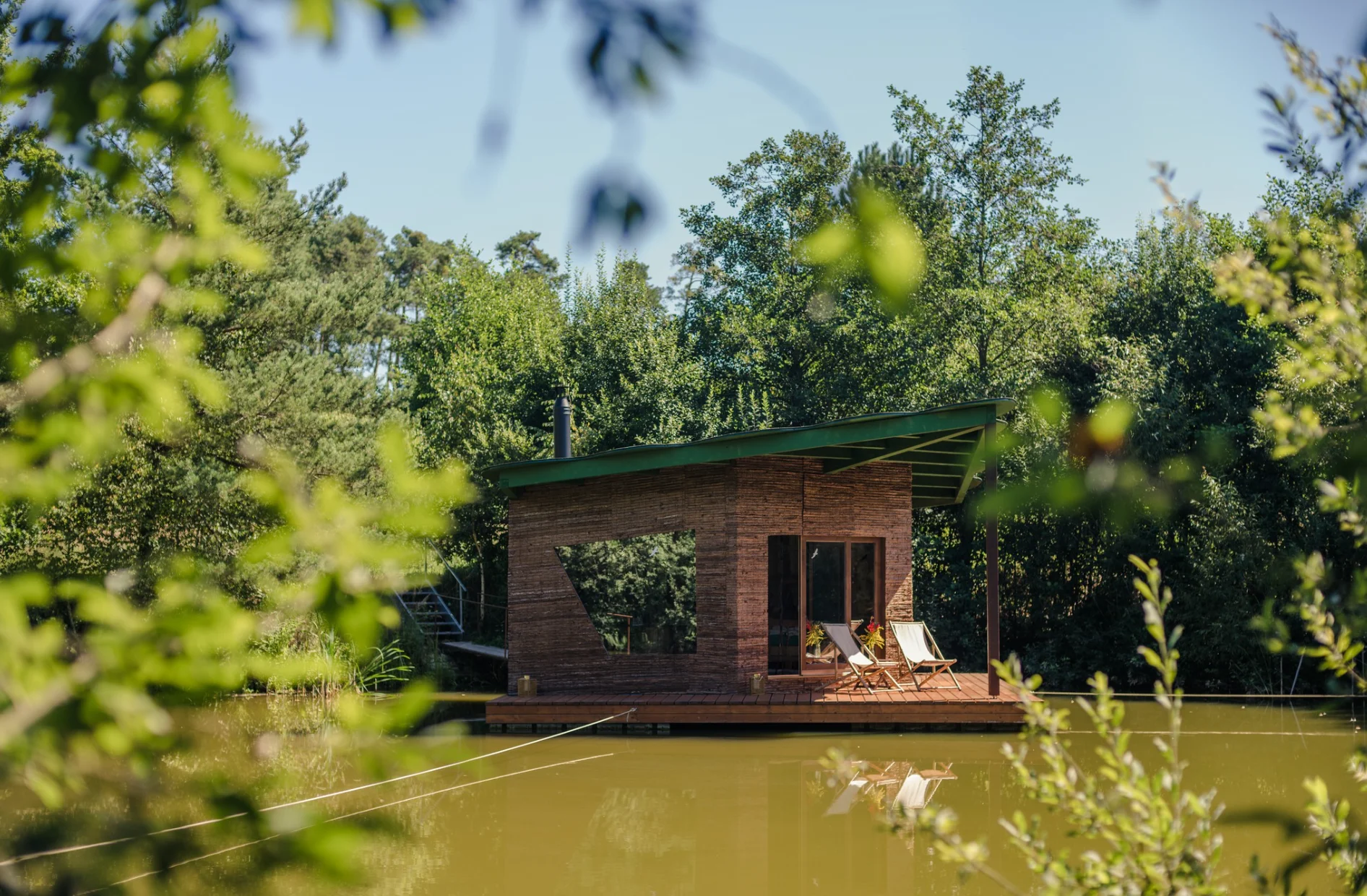Netradiční ubytování v jižních Čechách: domečky na vodní hladině, odpočinek i rybolov