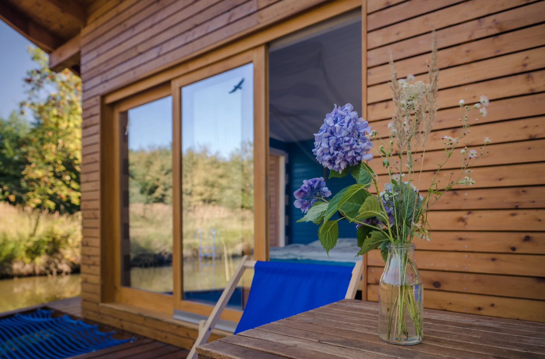 Netradiční ubytování v jižních Čechách: domečky na vodní hladině, odpočinek i rybolov