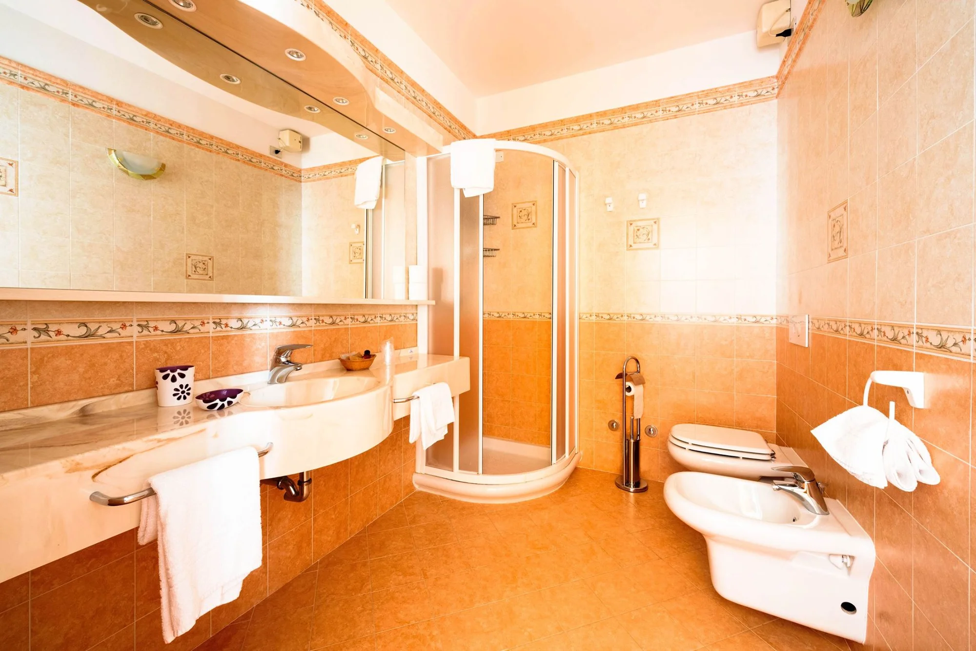 Dovolená na břehu jezera Garda: hotel s polopenzí a venkovním bazénem