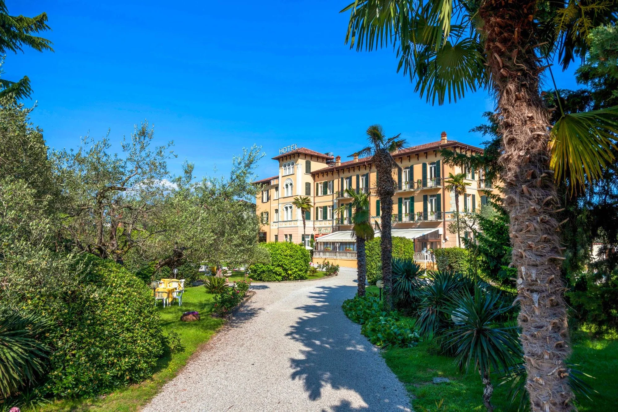 Dovolená na břehu jezera Garda: hotel s polopenzí a venkovním bazénem