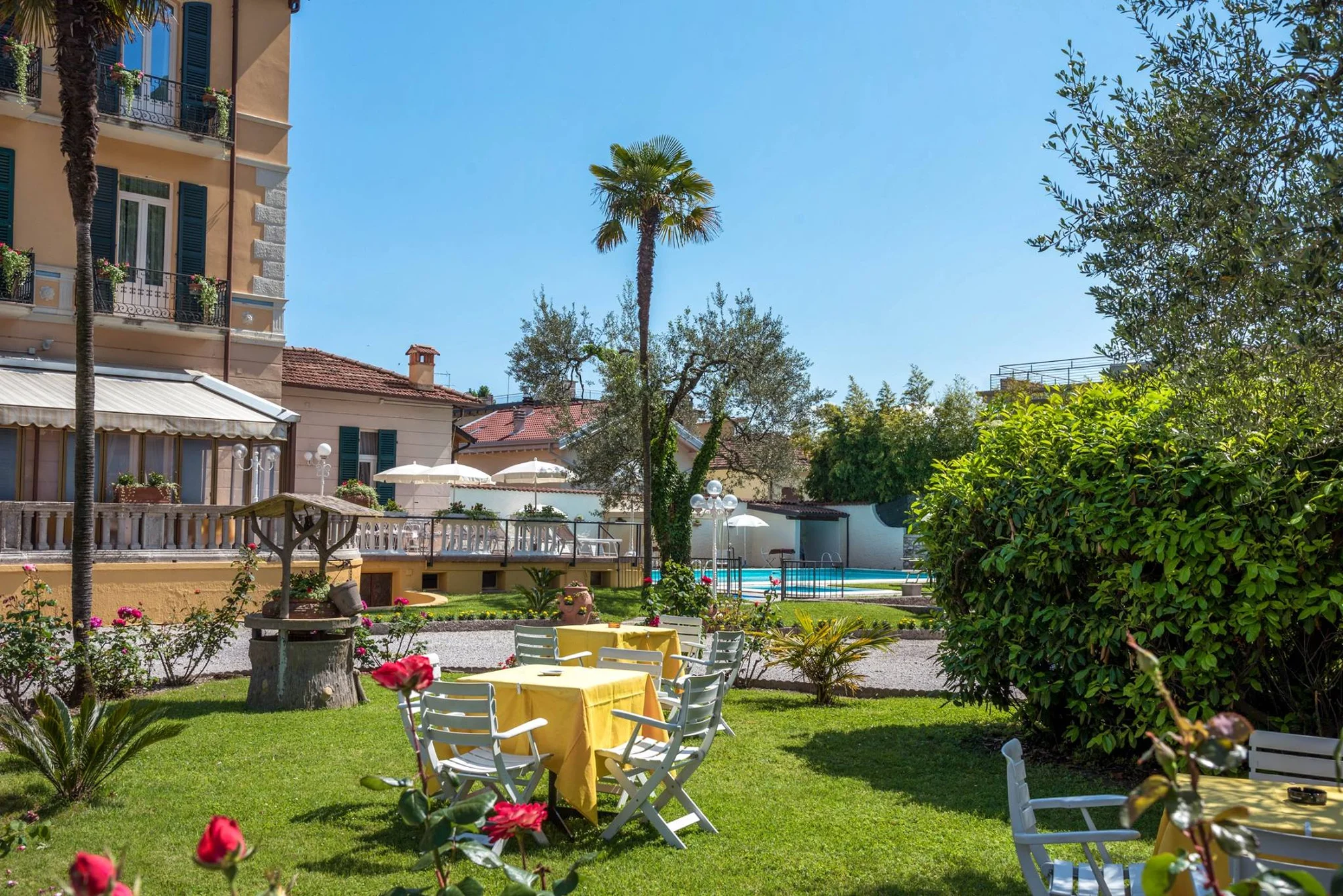 Dovolená na břehu jezera Garda: hotel s polopenzí a venkovním bazénem