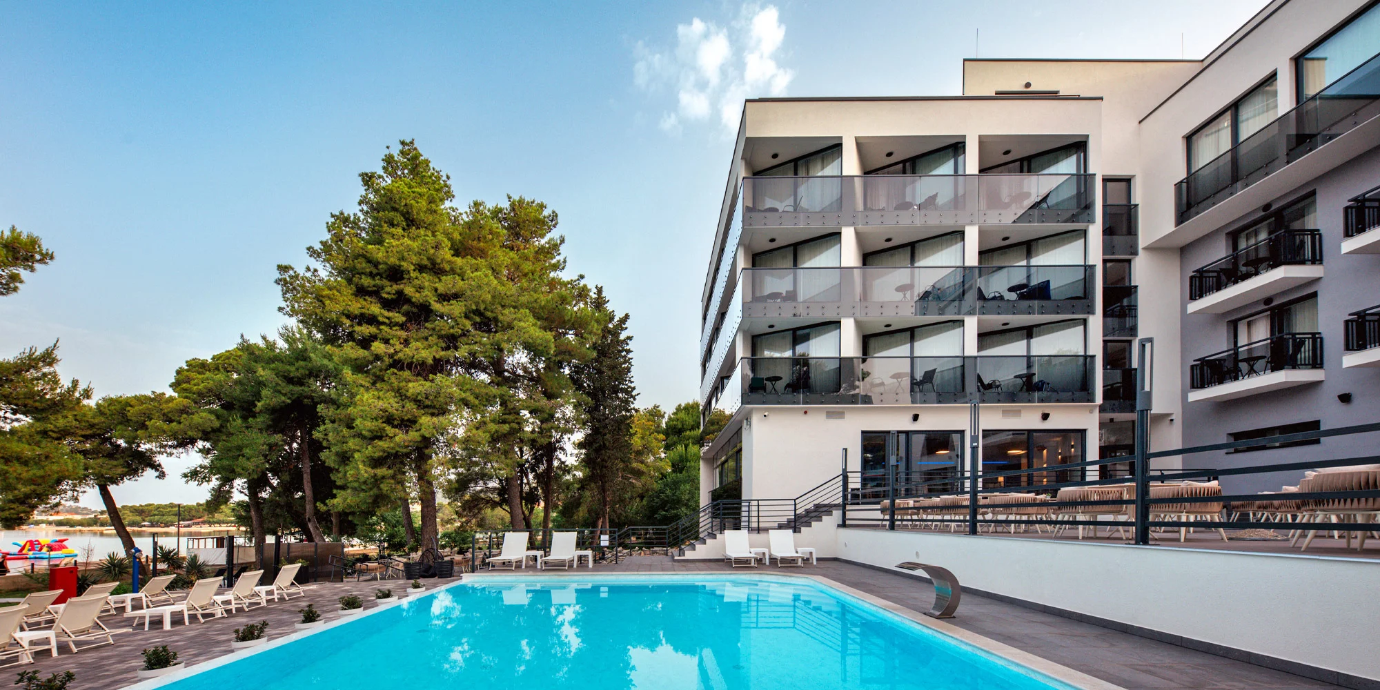 Dalmácie pro dva i rodinu: 4* hotel u moře, bohaté snídaně a večeře, neomezeně bazén