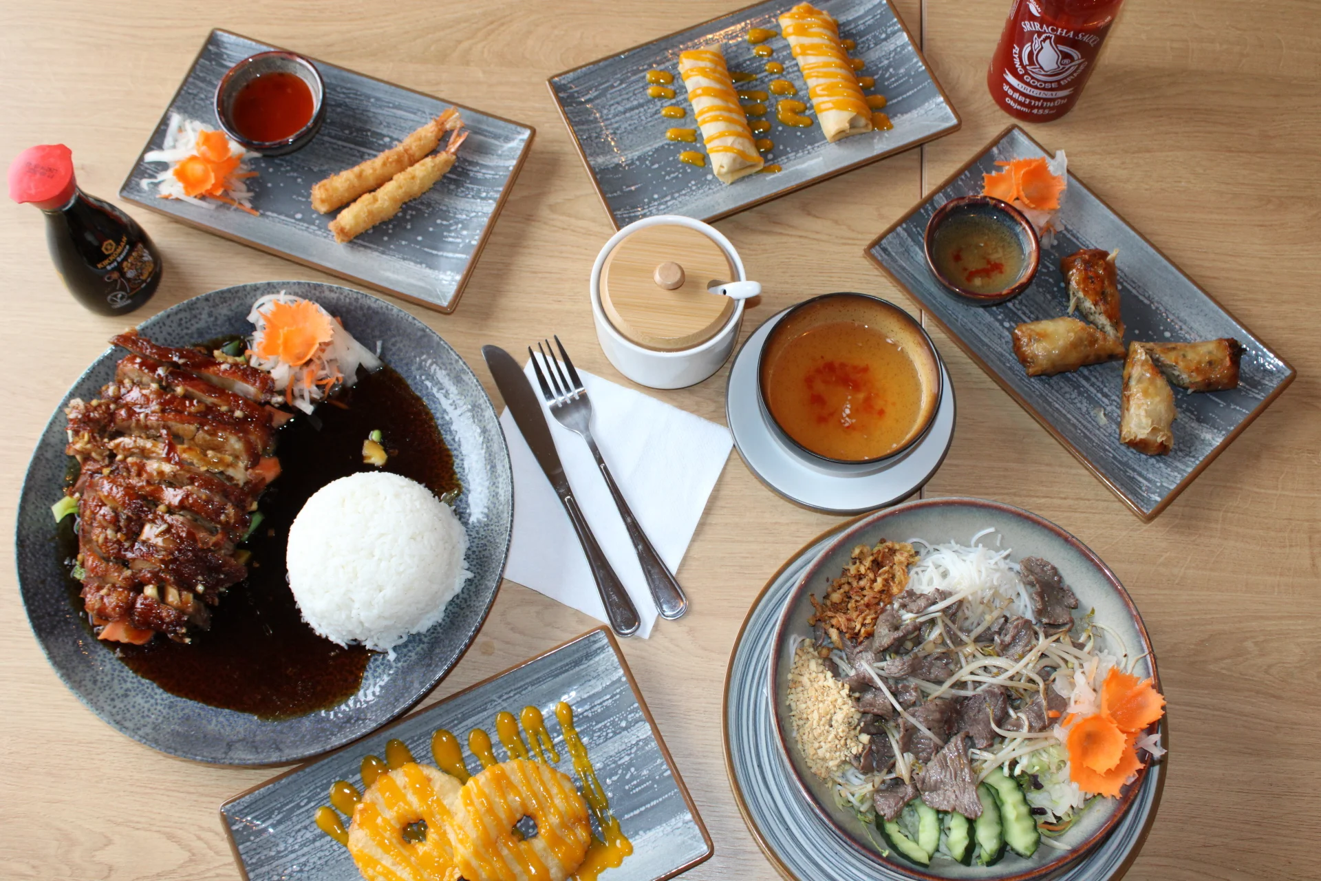 Tříchodové asijské menu pro 2 osoby: závitky, krevety, Bún Bò Nam Bộ a kachna i dezert