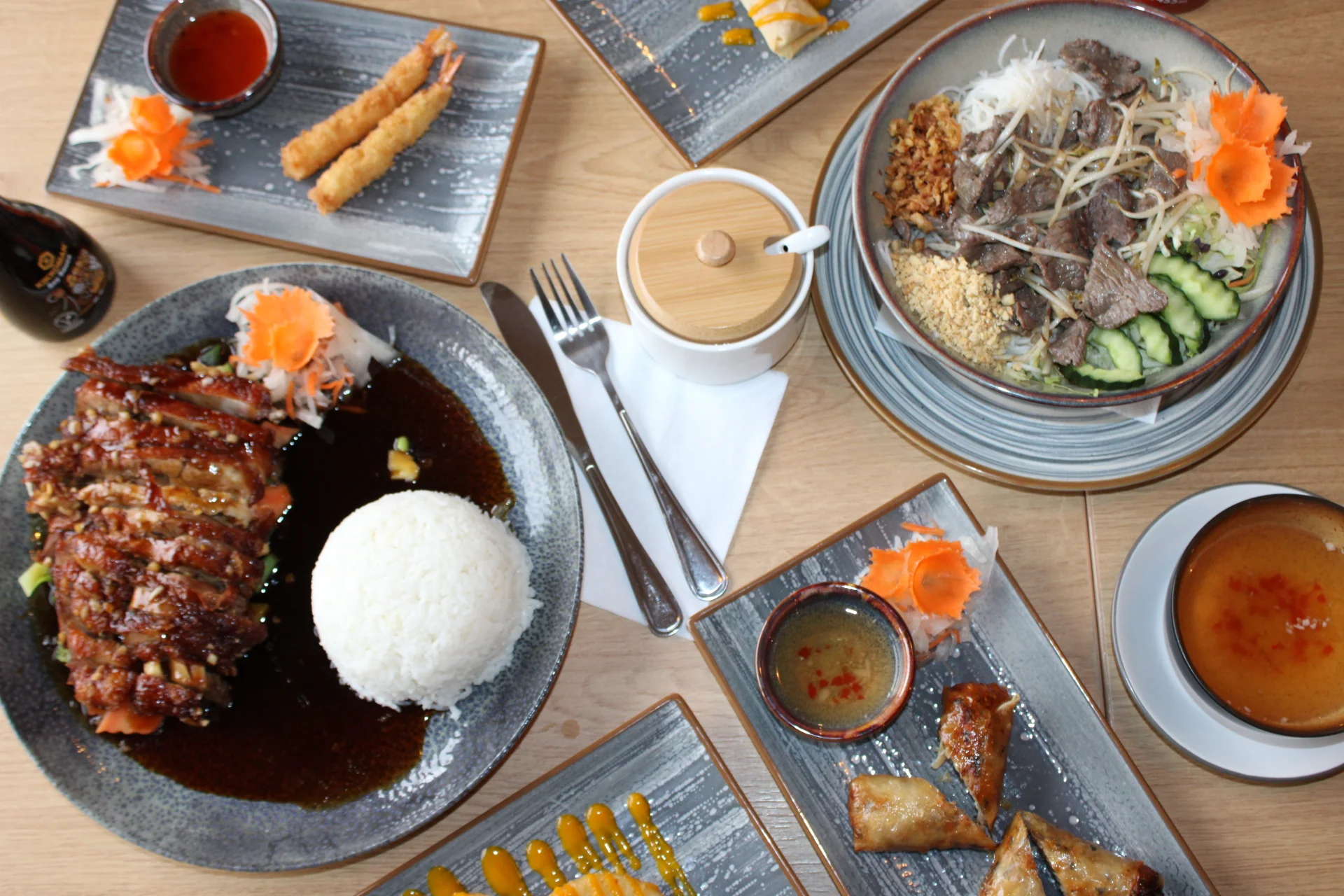 Tříchodové asijské menu pro 2 osoby: závitky, krevety, Bún Bò Nam Bộ a kachna i dezert