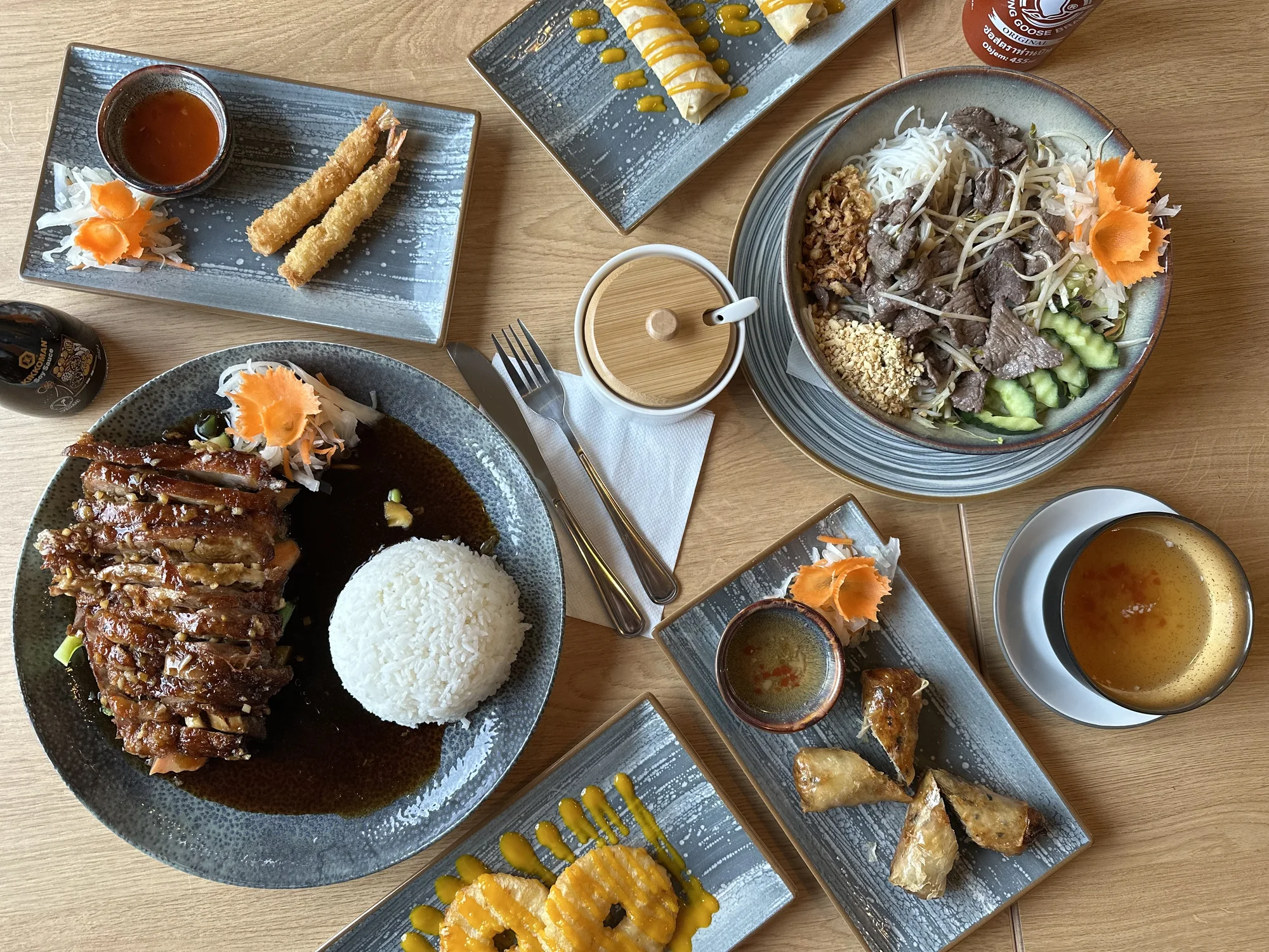 Tříchodové asijské menu pro 2 osoby: závitky, krevety, Bún Bò Nam Bộ a kachna i dezert