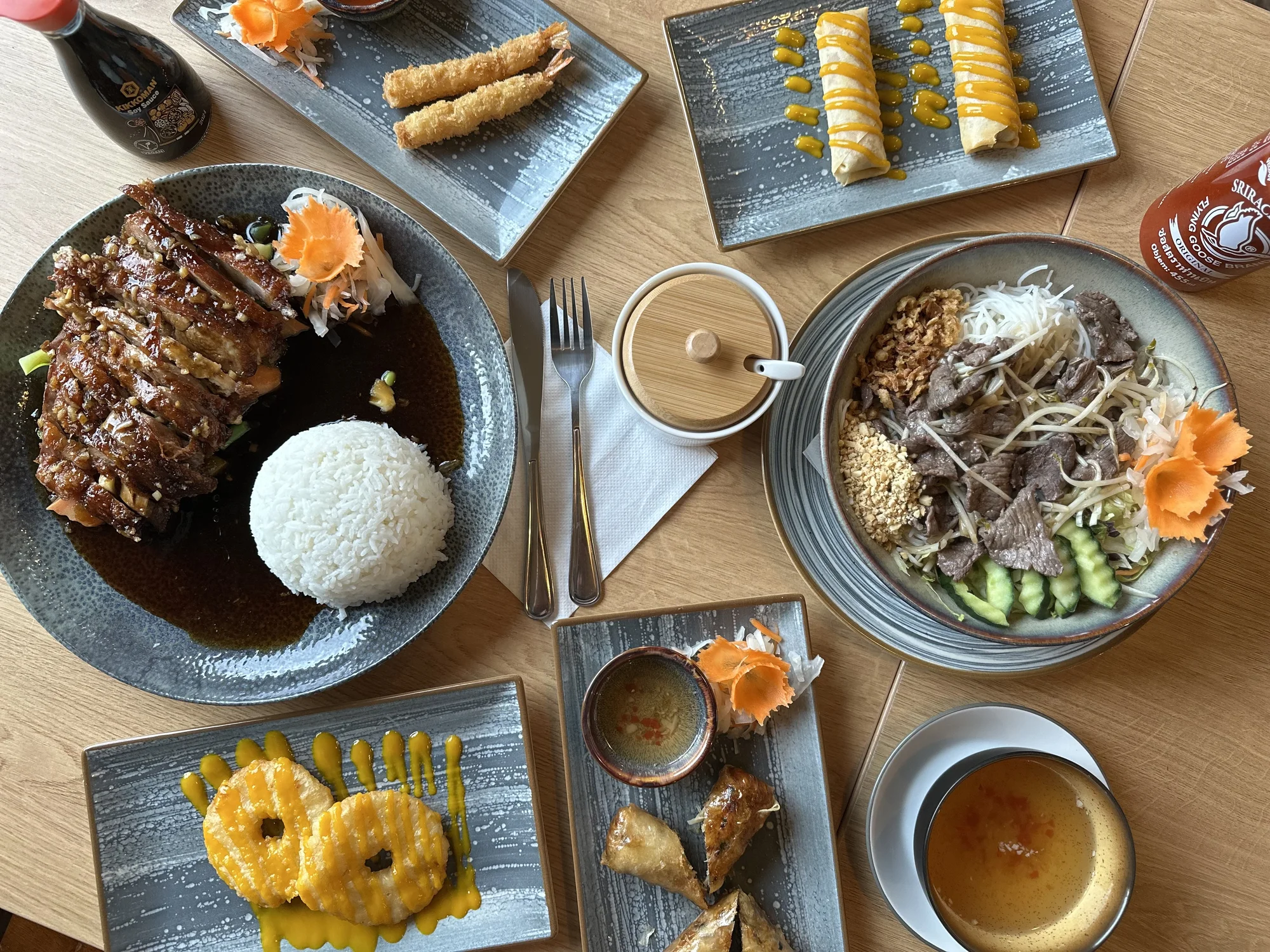 Tříchodové asijské menu pro 2 osoby: závitky, krevety, Bún Bò Nam Bộ a kachna i dezert
