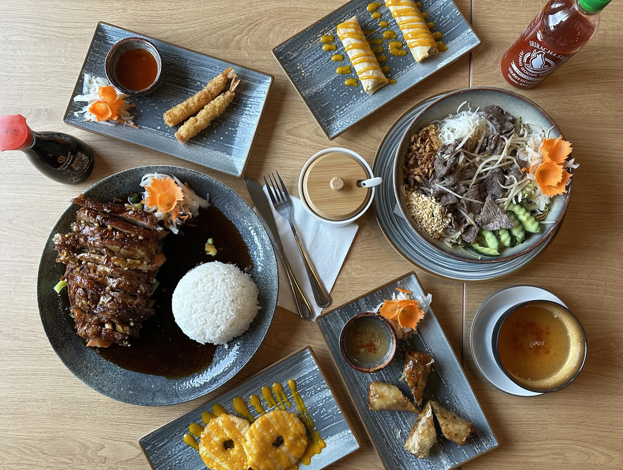 Tříchodové asijské menu pro 2 osoby: závitky, krevety, Bún Bò Nam Bộ a kachna i dezert