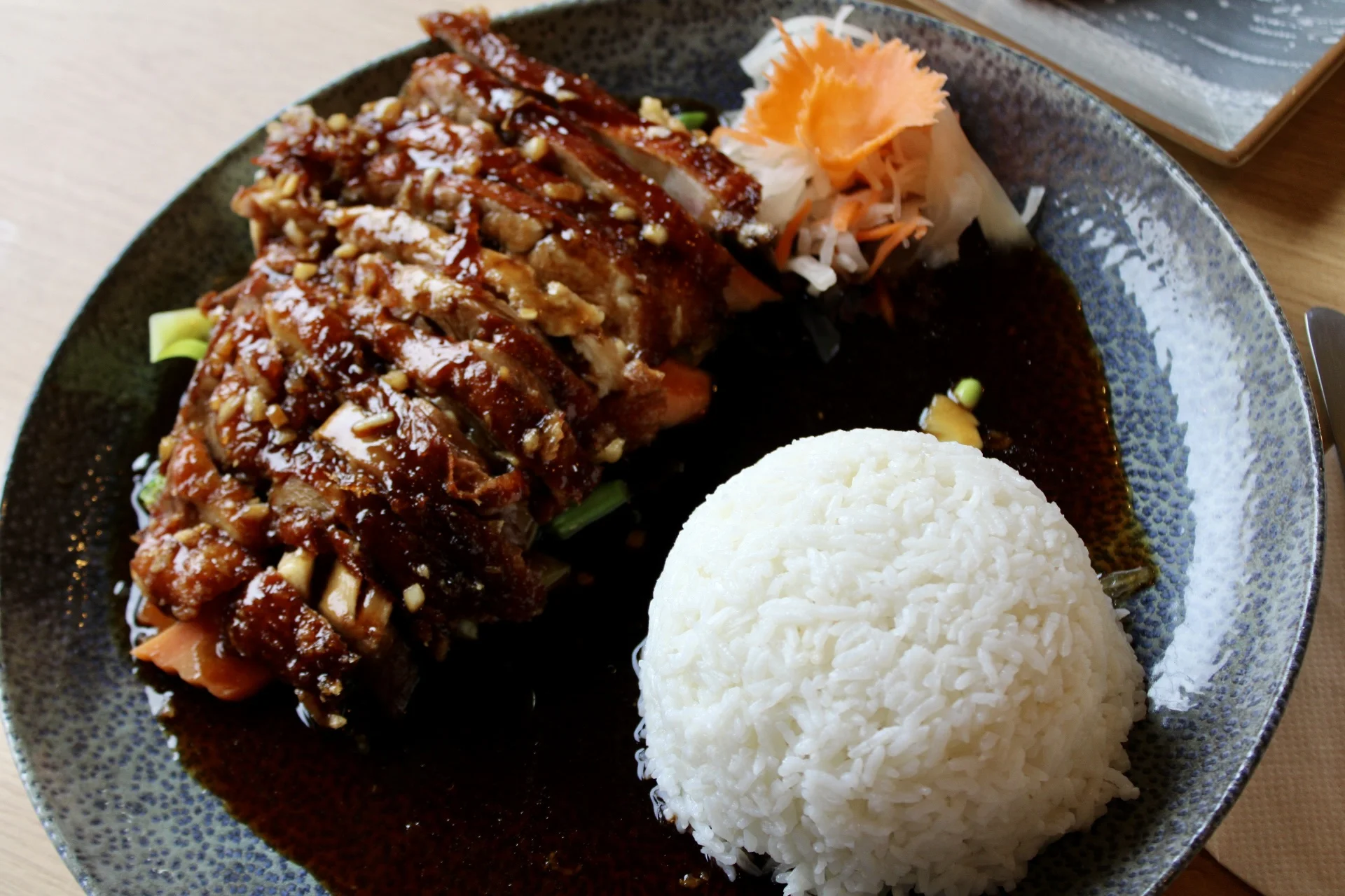 Otevřené vouchery do nové asijské restaurace a sushi baru v Pardubicích: 300-1000 Kč