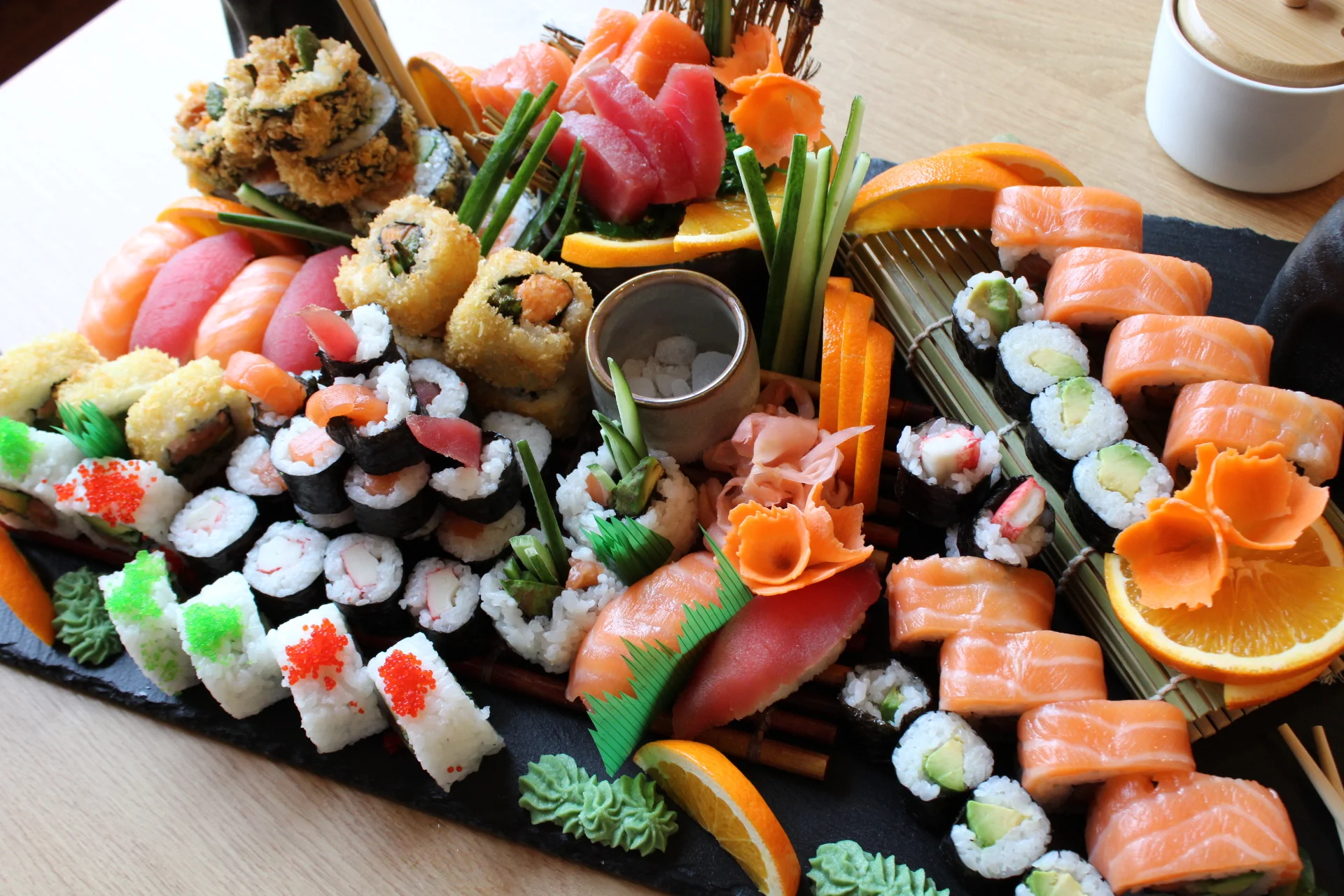 Otevřené vouchery do nové asijské restaurace a sushi baru v Pardubicích: 300-1000 Kč