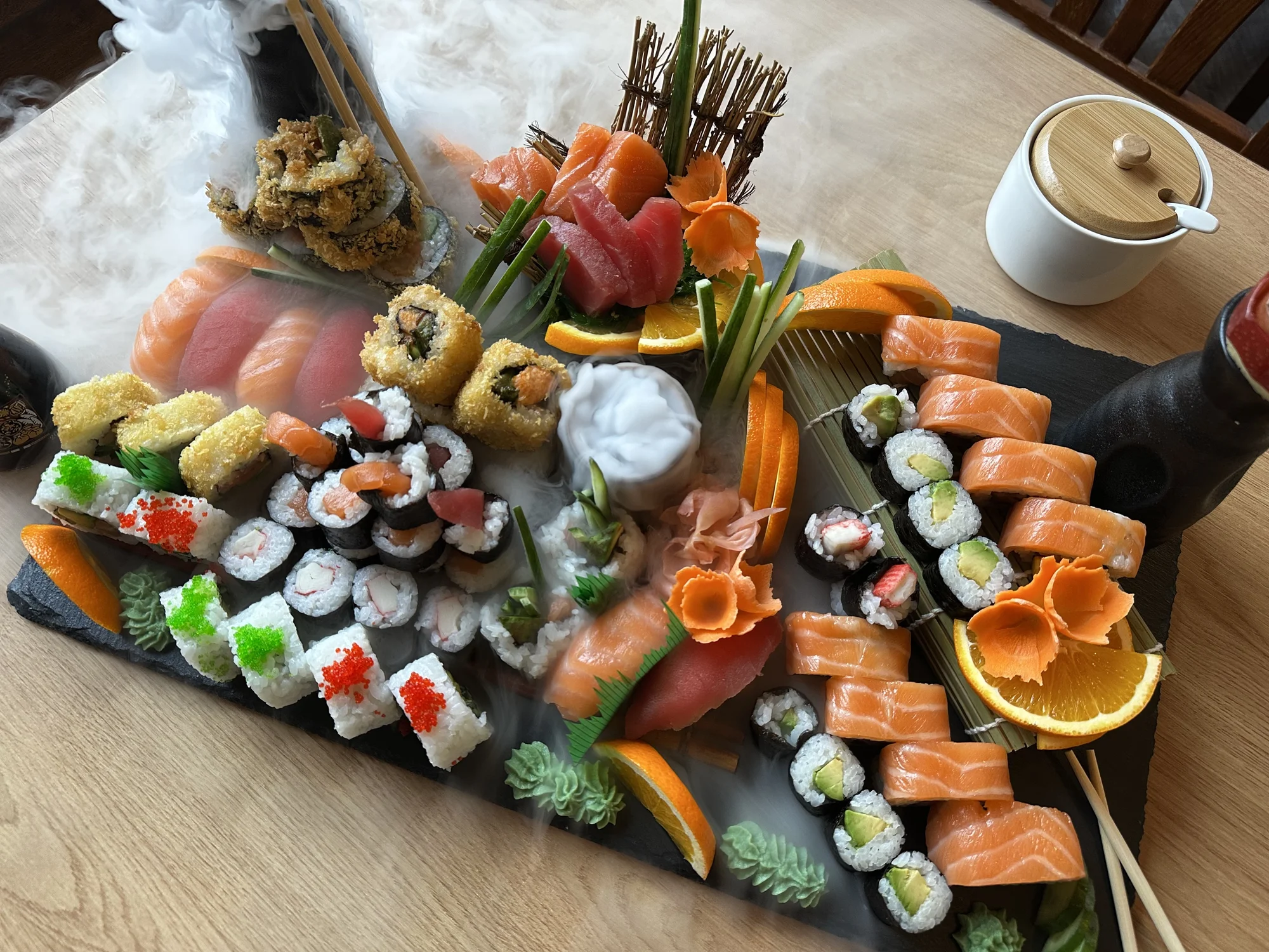 Otevřené vouchery do nové asijské restaurace a sushi baru v Pardubicích: 300-1000 Kč