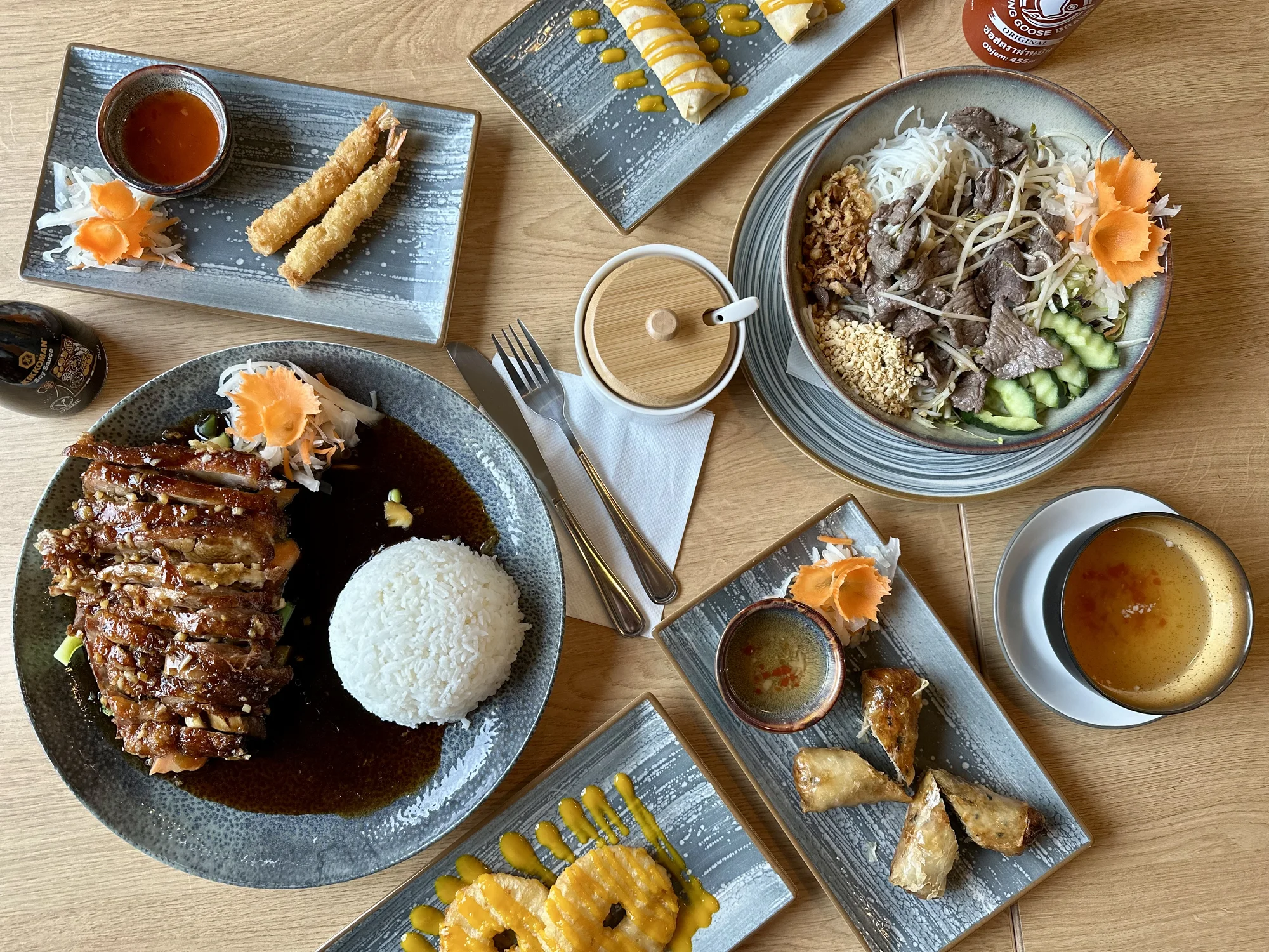 Otevřené vouchery do nové asijské restaurace a sushi baru v Pardubicích: 300-1000 Kč