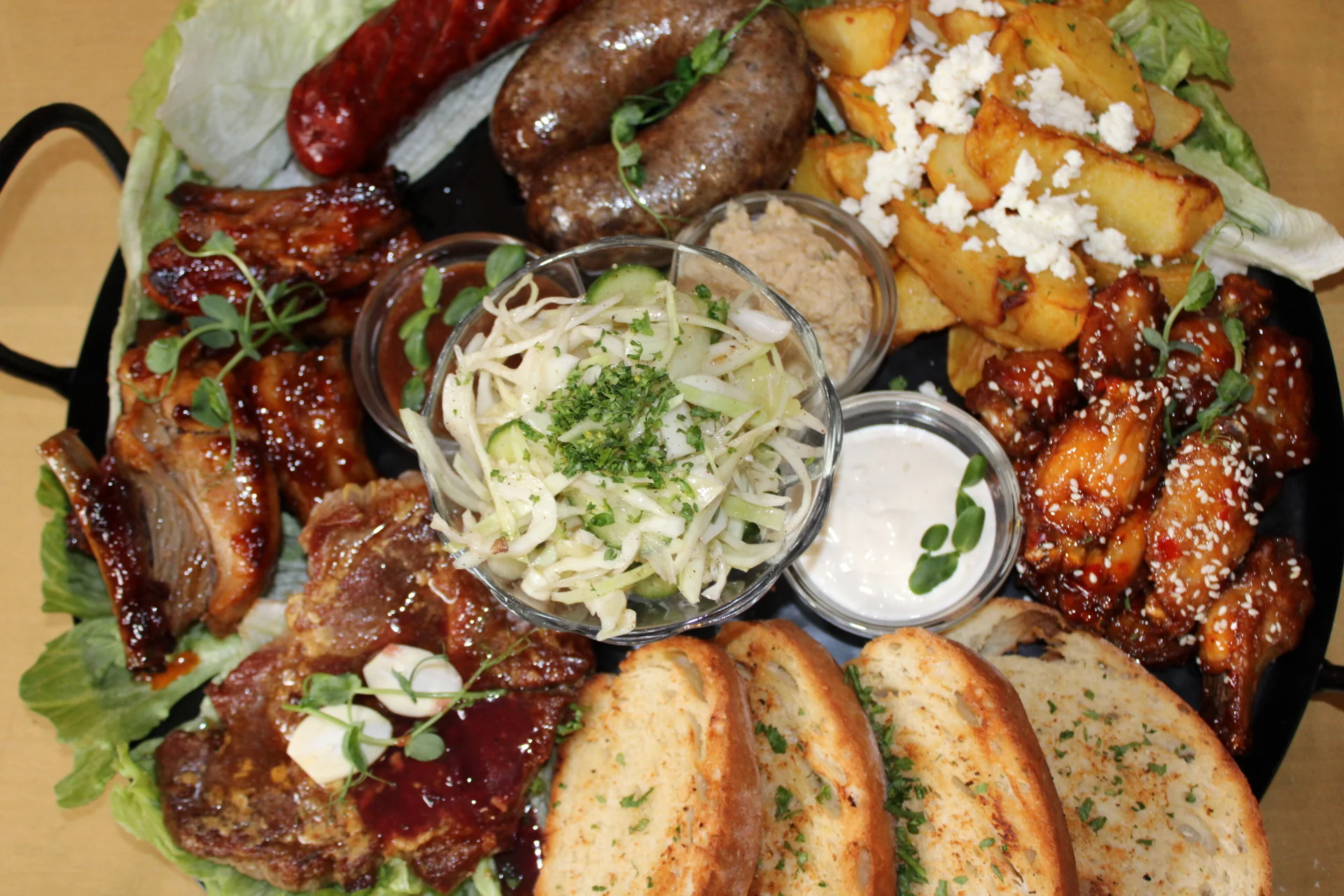 Masové prkno pro 2 osoby v ukrajinské restauraci: žebra, křídla i klobásy