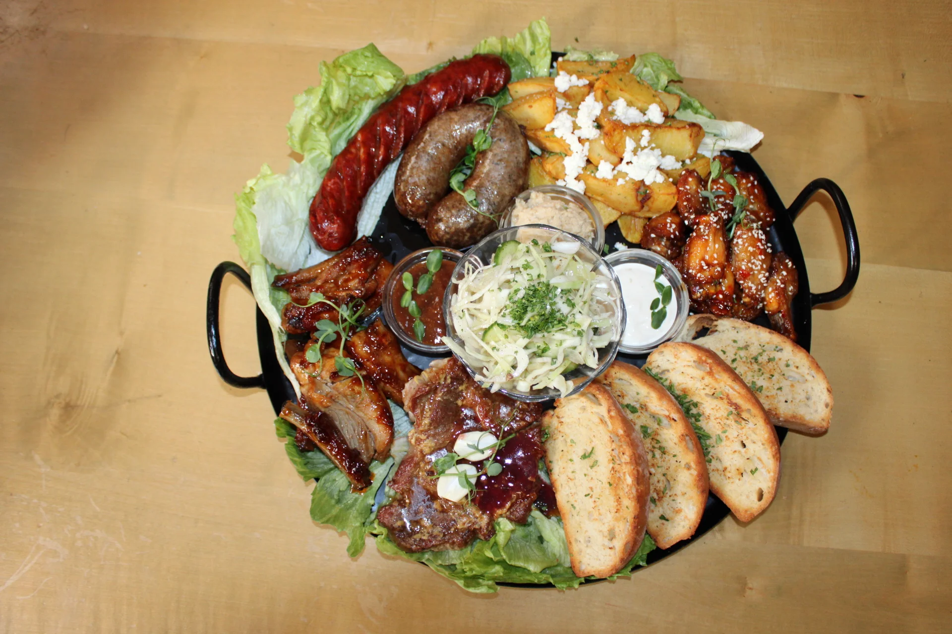 Masové prkno pro 2 osoby v ukrajinské restauraci: žebra, křídla i klobásy