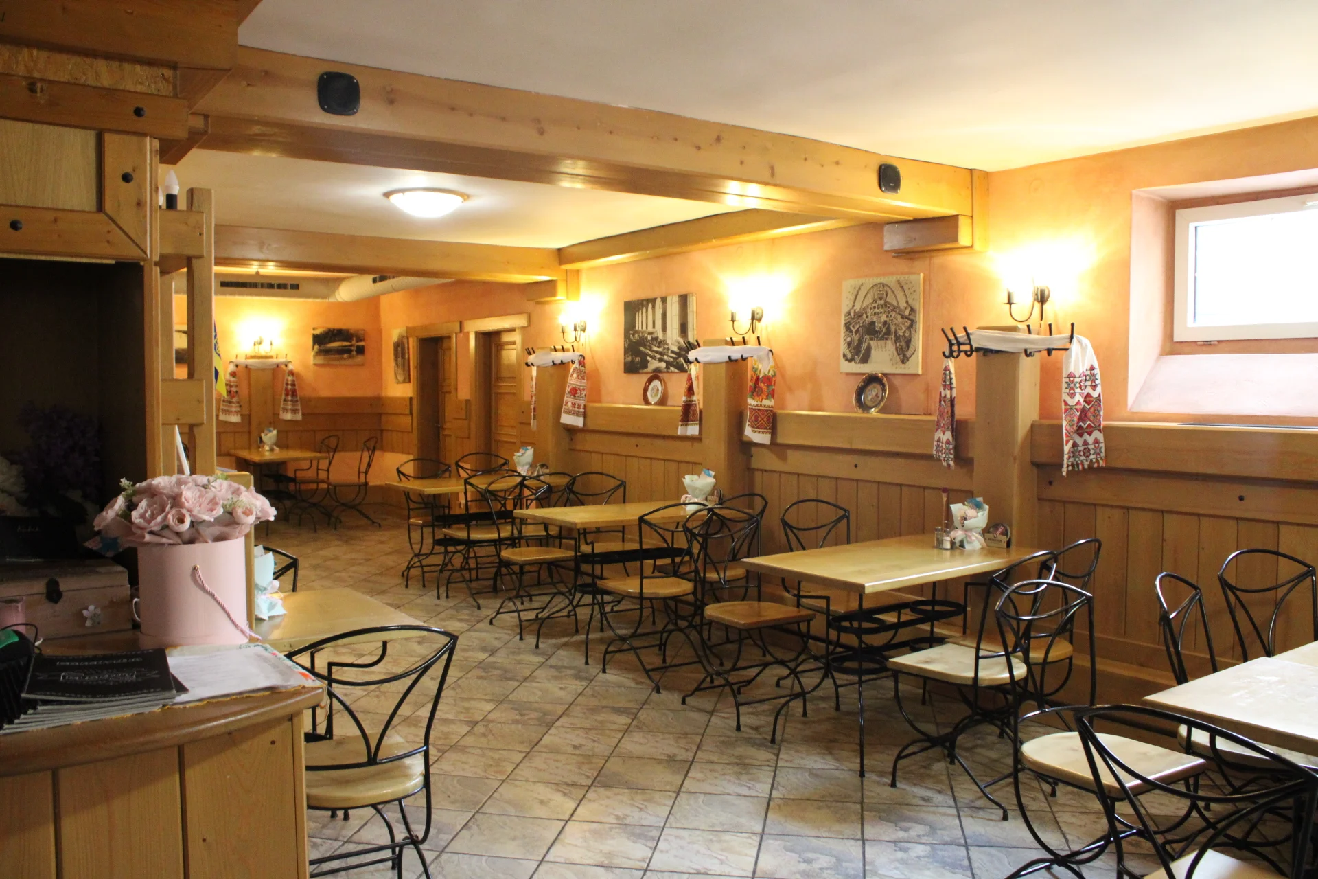 Masové prkno pro 2 osoby v ukrajinské restauraci: žebra, křídla i klobásy