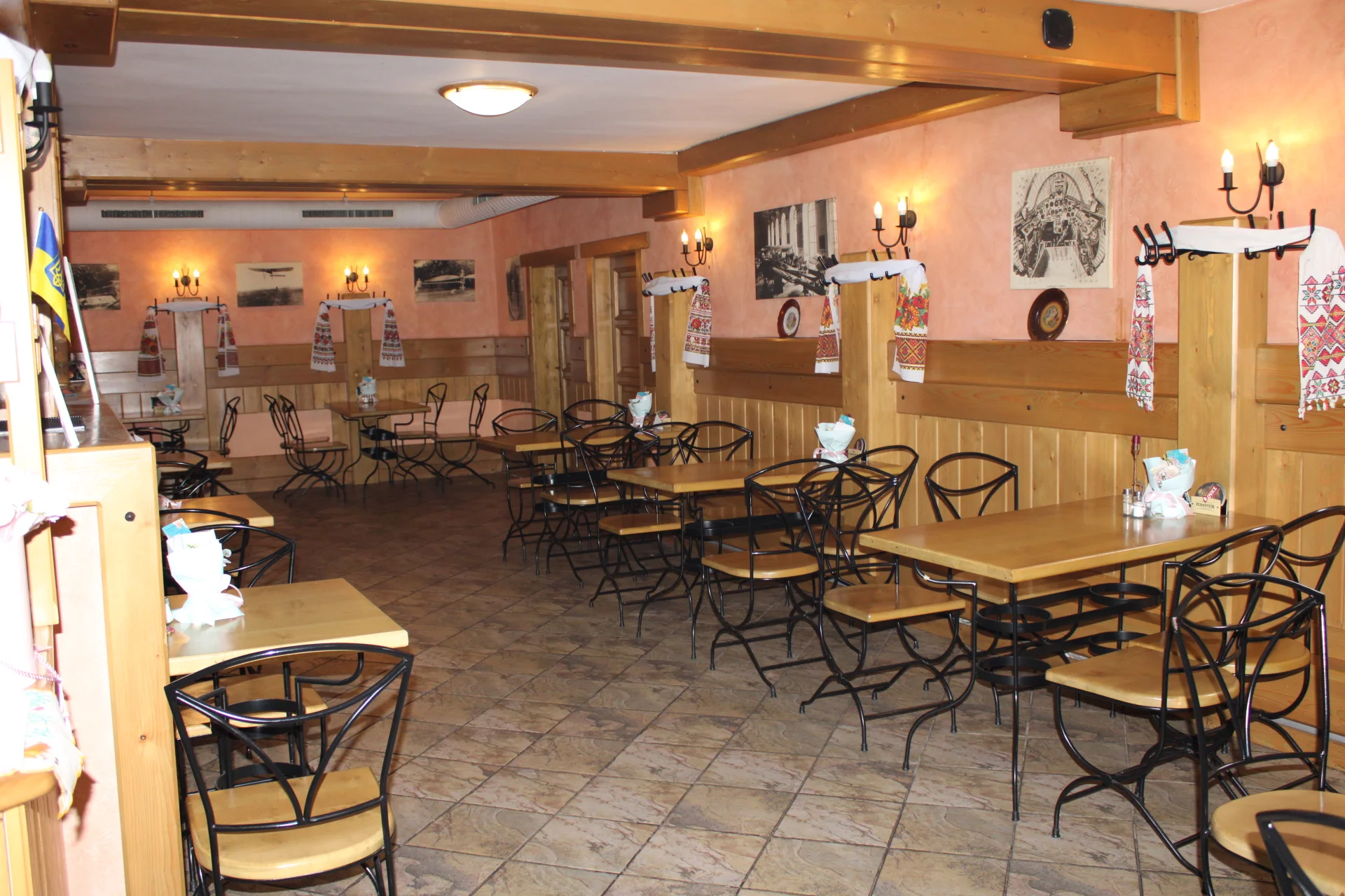 Masové prkno pro 2 osoby v ukrajinské restauraci: žebra, křídla i klobásy