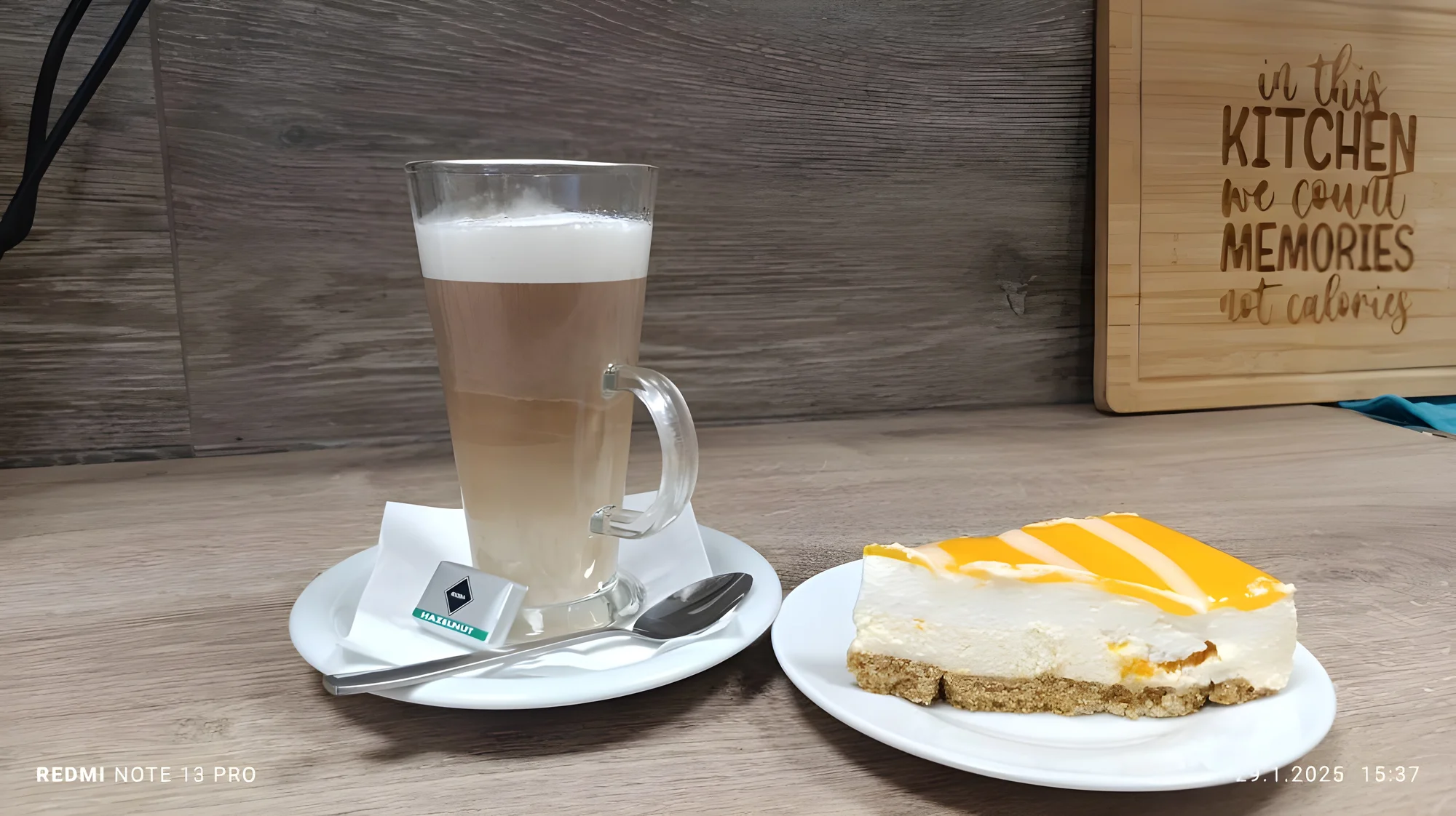 Káva nebo prosecco a cheesecake či skořicový croissant u centra Olomouce