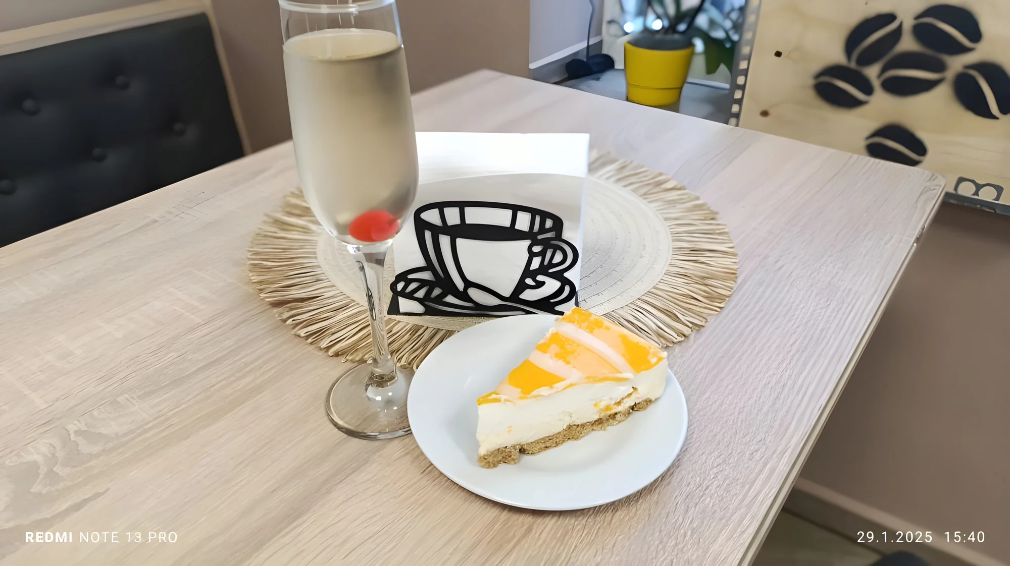 Káva nebo prosecco a cheesecake či skořicový croissant u centra Olomouce