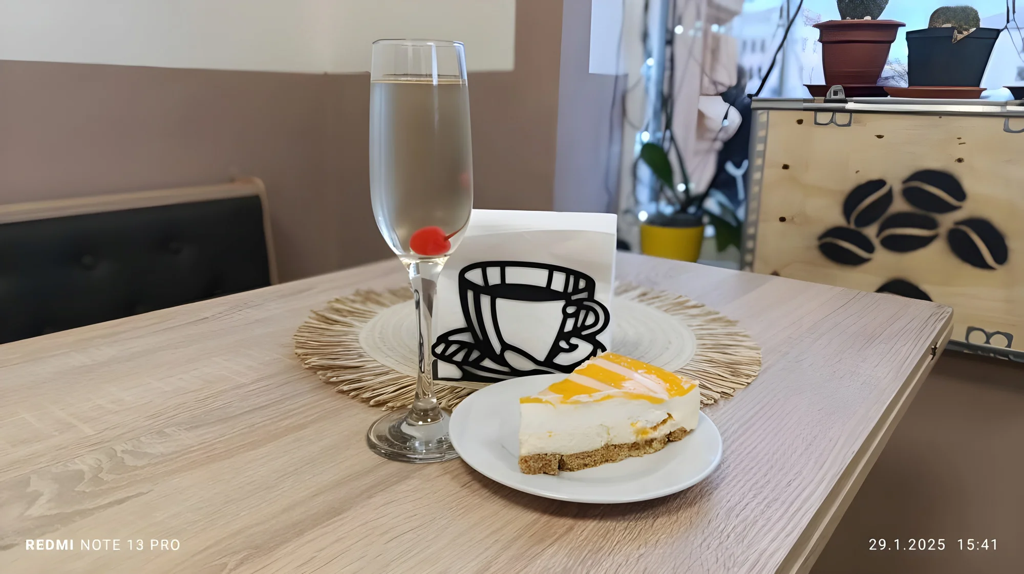 Káva nebo prosecco a cheesecake či skořicový croissant u centra Olomouce