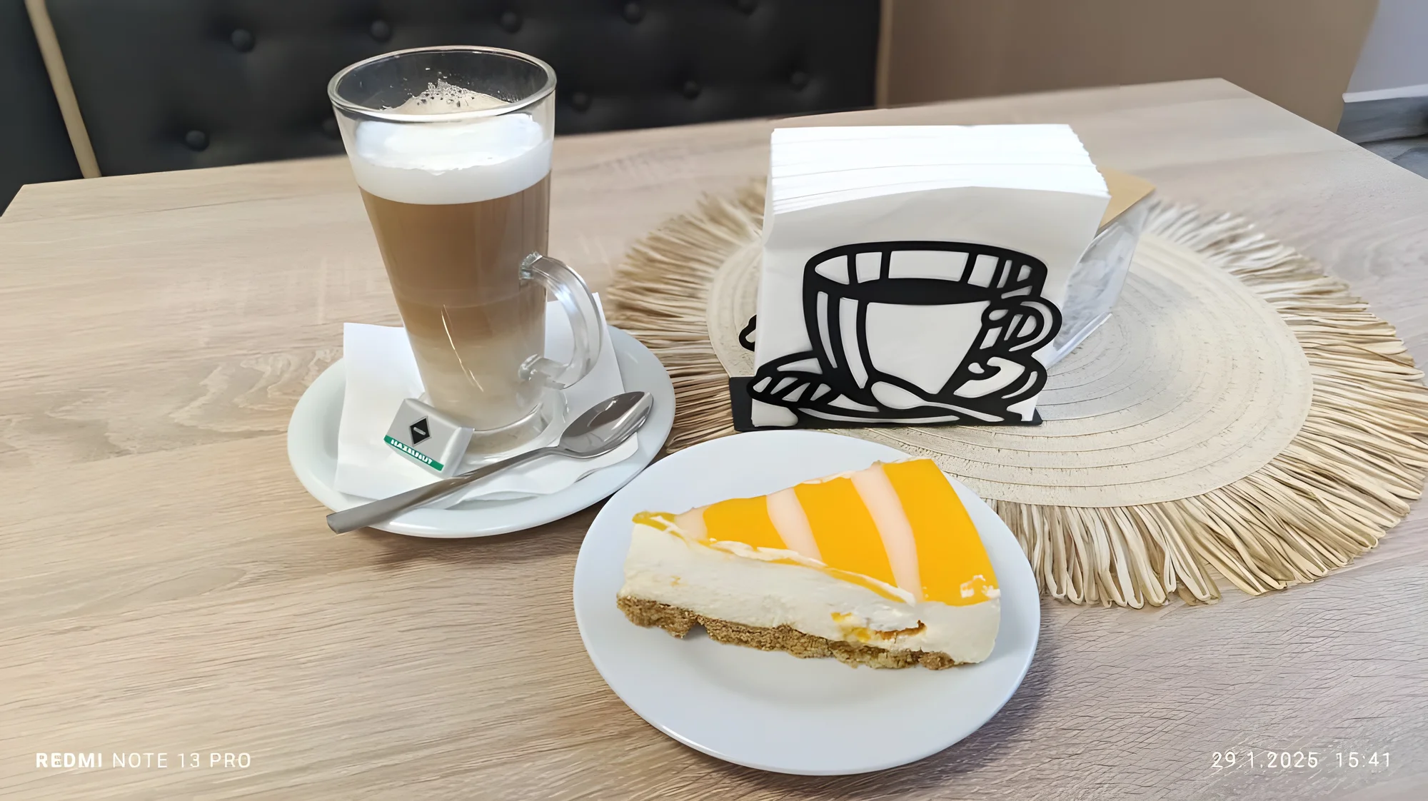Káva nebo prosecco a cheesecake či skořicový croissant u centra Olomouce