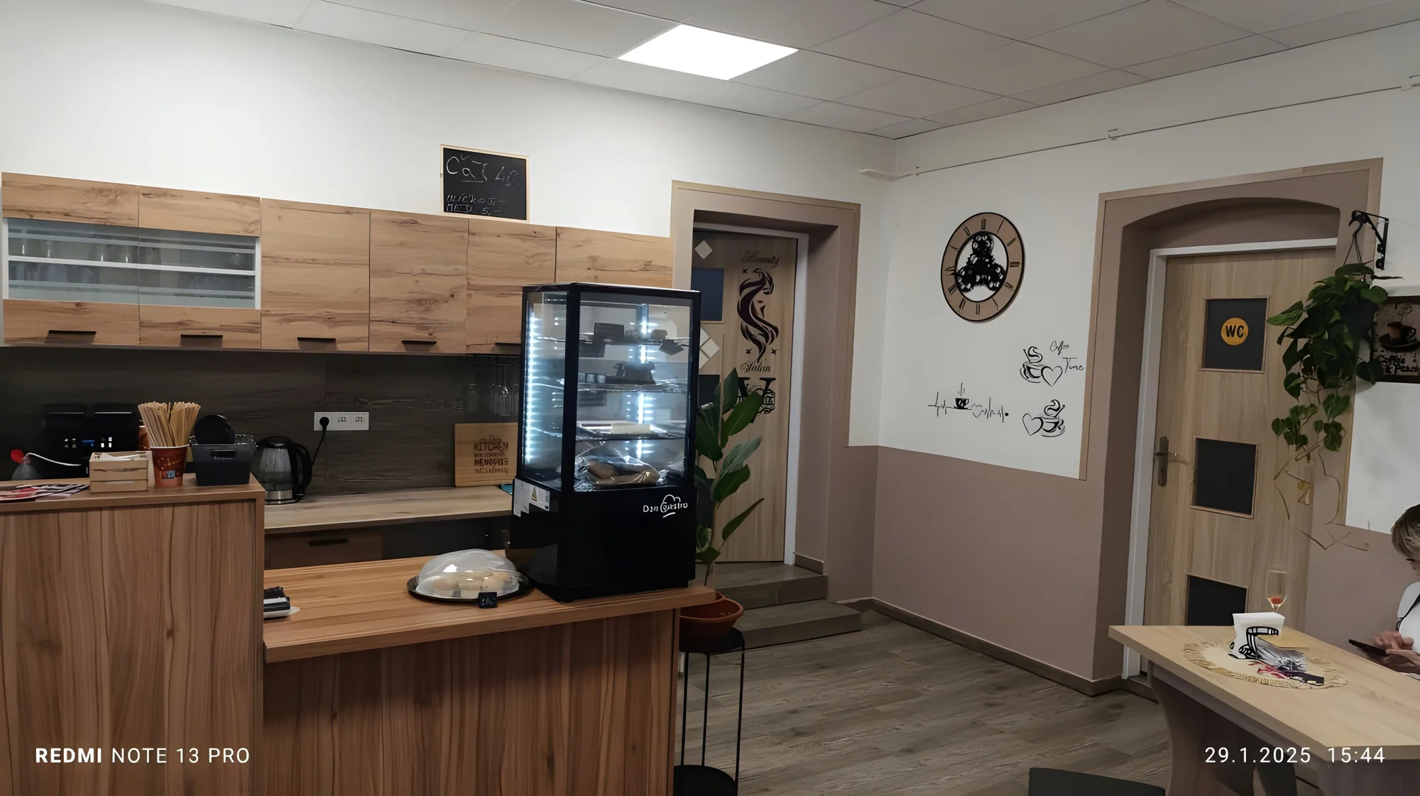Káva nebo prosecco a cheesecake či skořicový croissant u centra Olomouce