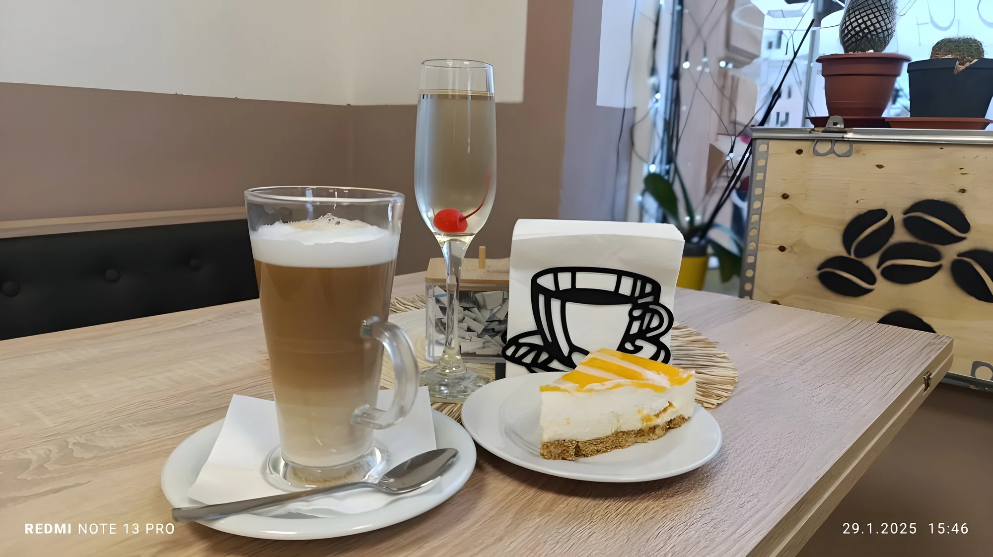 Káva nebo prosecco a cheesecake či skořicový croissant u centra Olomouce