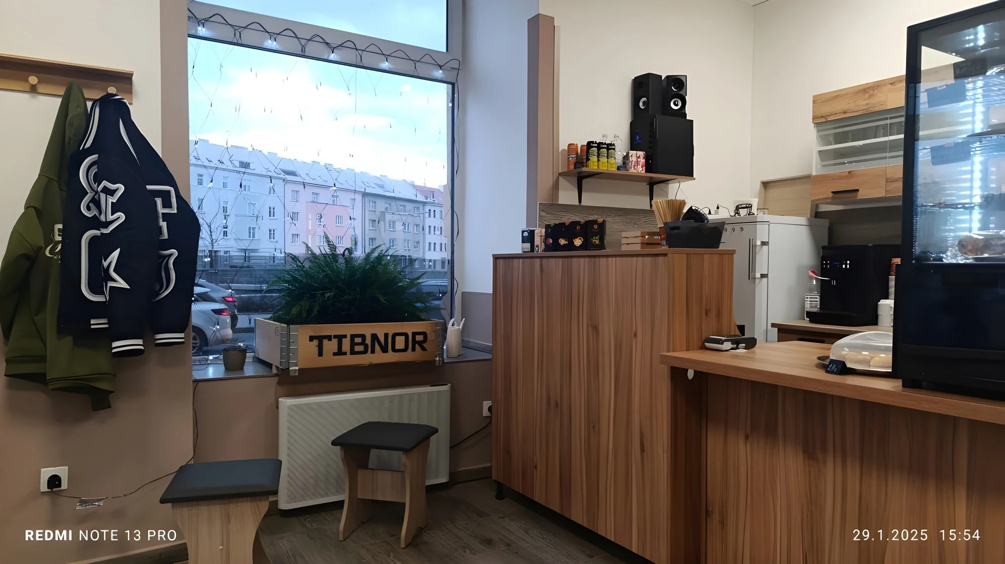 Káva nebo prosecco a cheesecake či skořicový croissant u centra Olomouce
