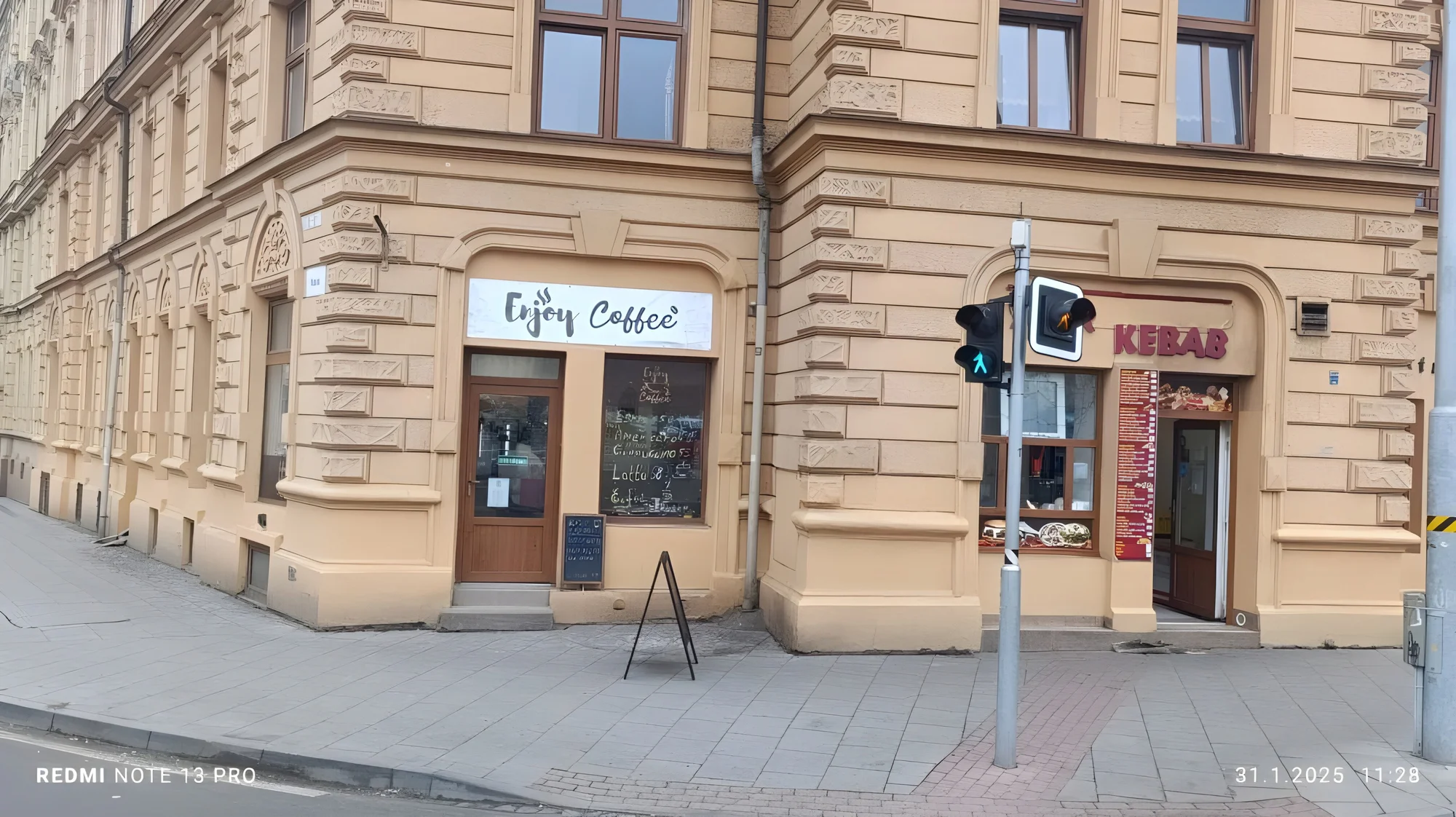 Káva nebo prosecco a cheesecake či skořicový croissant u centra Olomouce