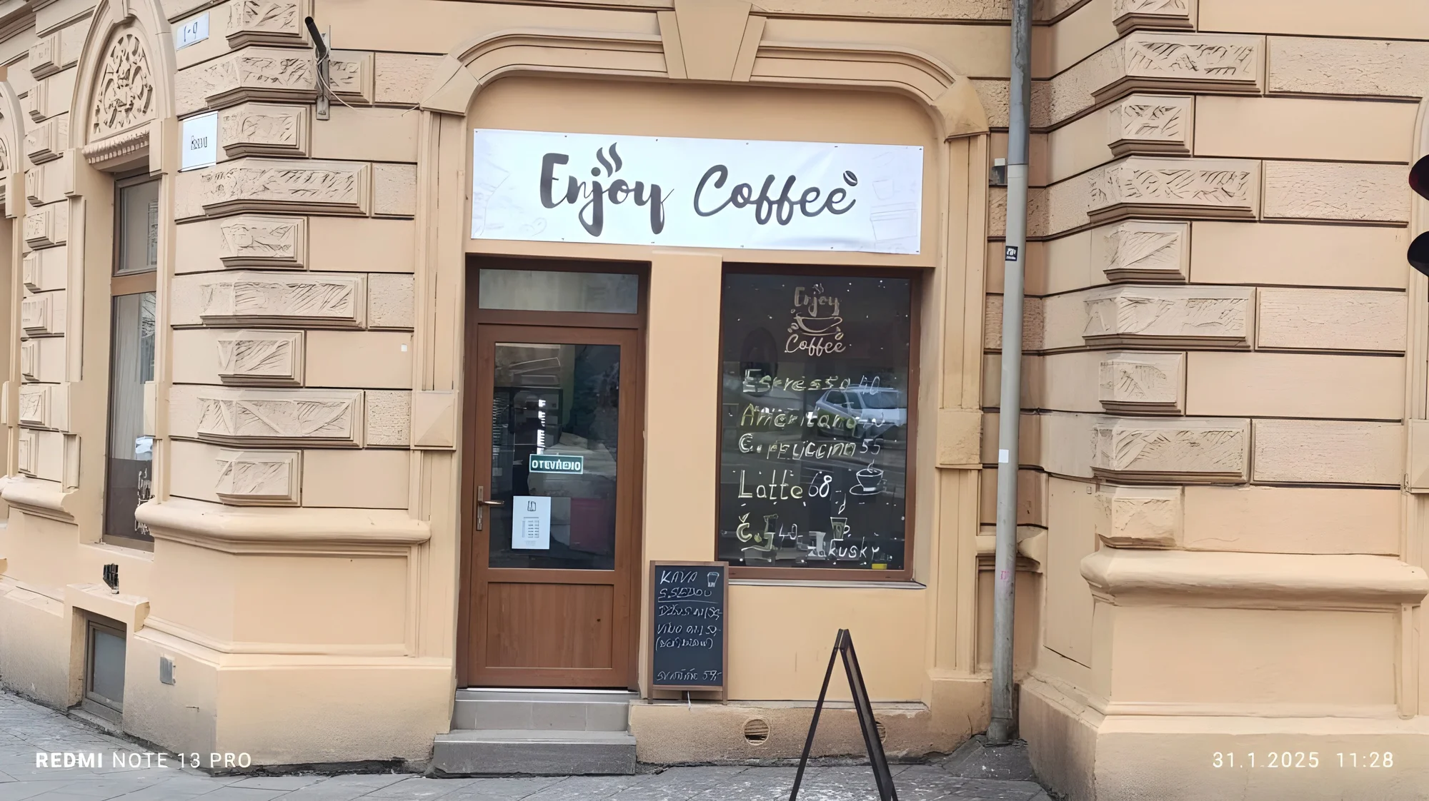 Káva nebo prosecco a cheesecake či skořicový croissant u centra Olomouce