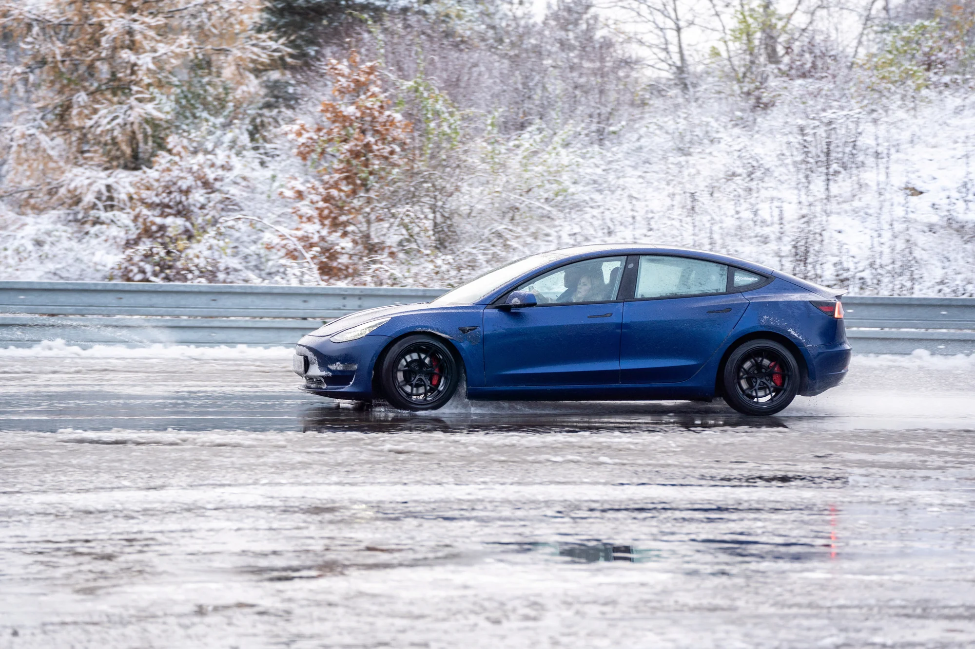 Svezení driftem na polygonu v moderní Tesle 3 Performance: 1 až 20 kol i pro více osob