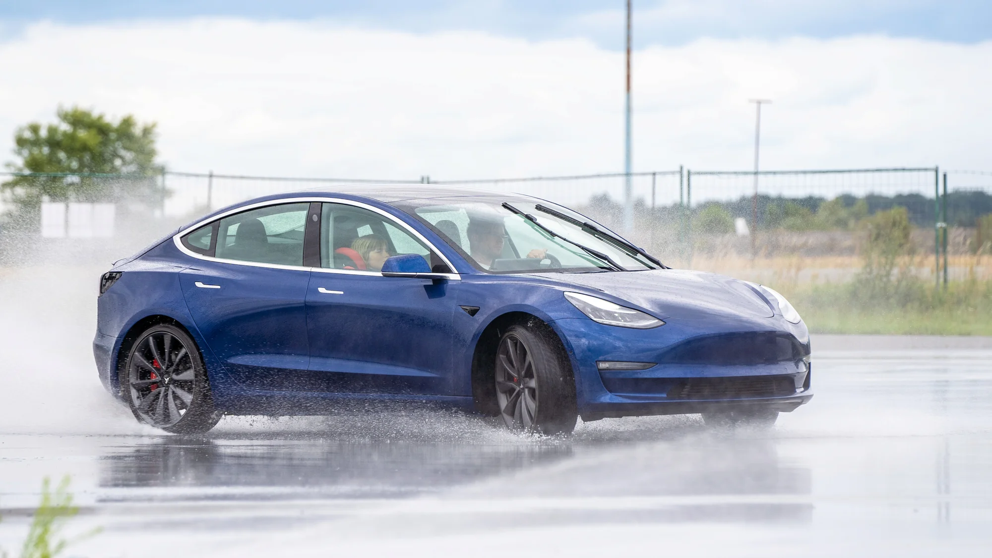 Svezení driftem na polygonu v moderní Tesle 3 Performance: 1 až 20 kol i pro více osob
