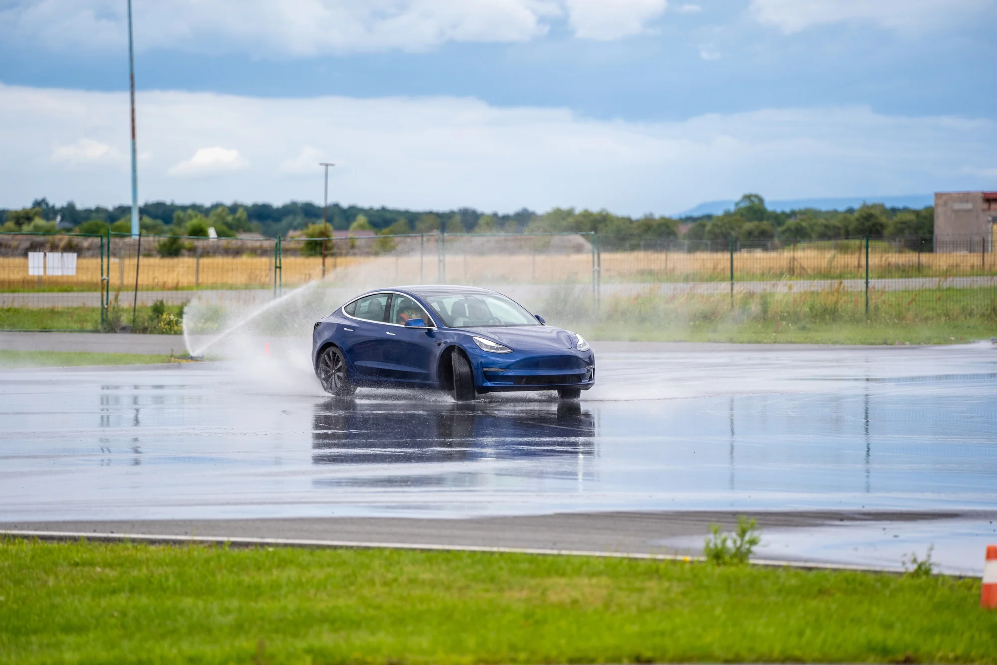 Svezení driftem na polygonu v moderní Tesle 3 Performance: 1 až 20 kol i pro více osob