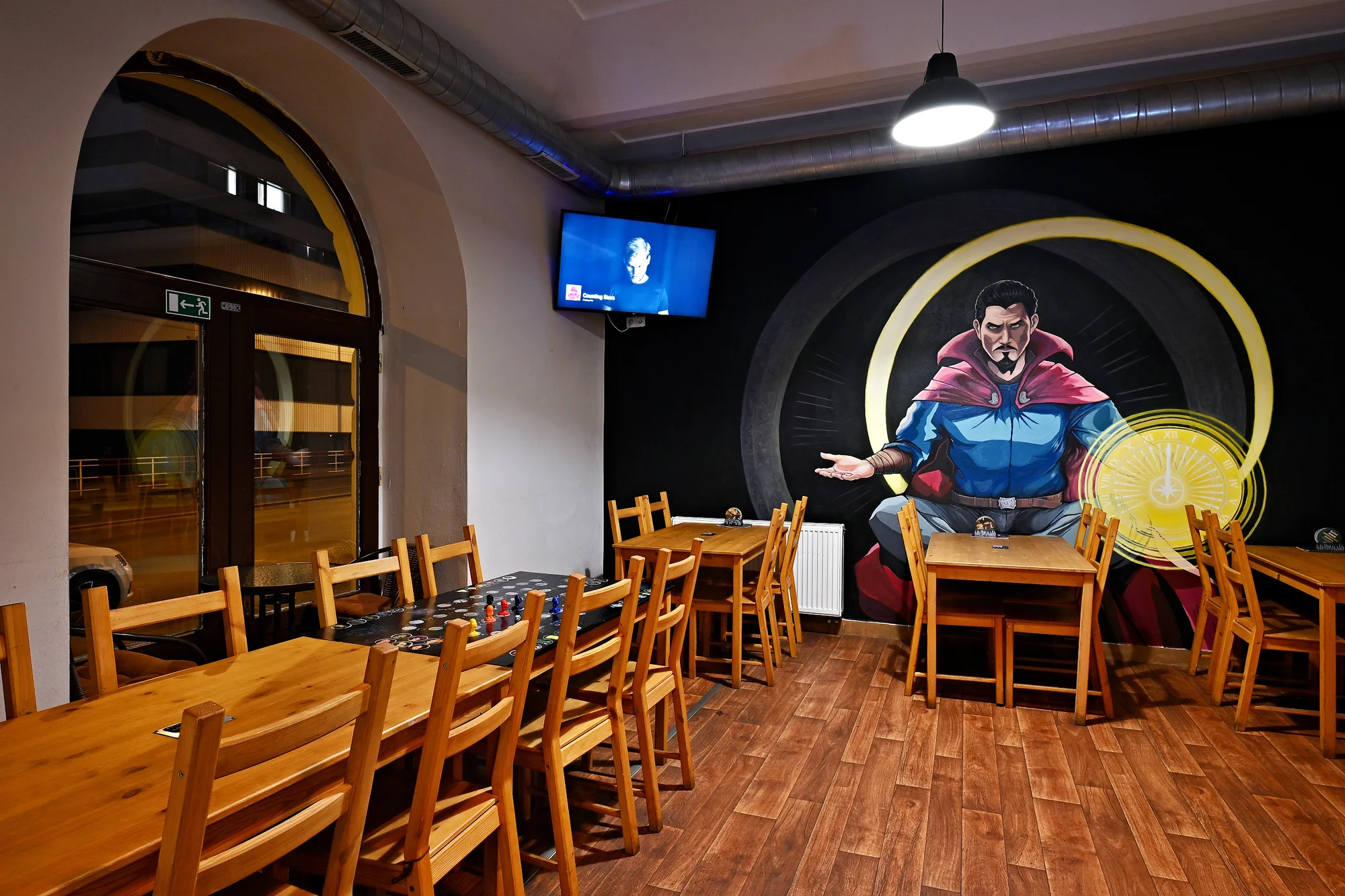 Pohodový večer v herním baru: stolní fotbálek, pivo, panáky i společenské hry