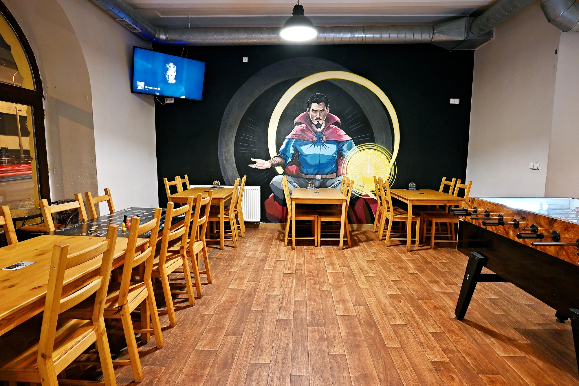 Pohodový večer v herním baru: stolní fotbálek, pivo, panáky i společenské hry