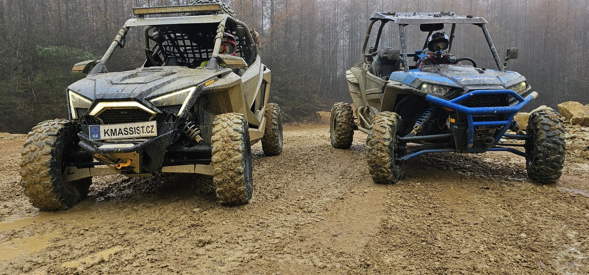 Jízda na přírodním okruhu: 15–60 min. řízení terénní buggy či spolujízdy v dakarské