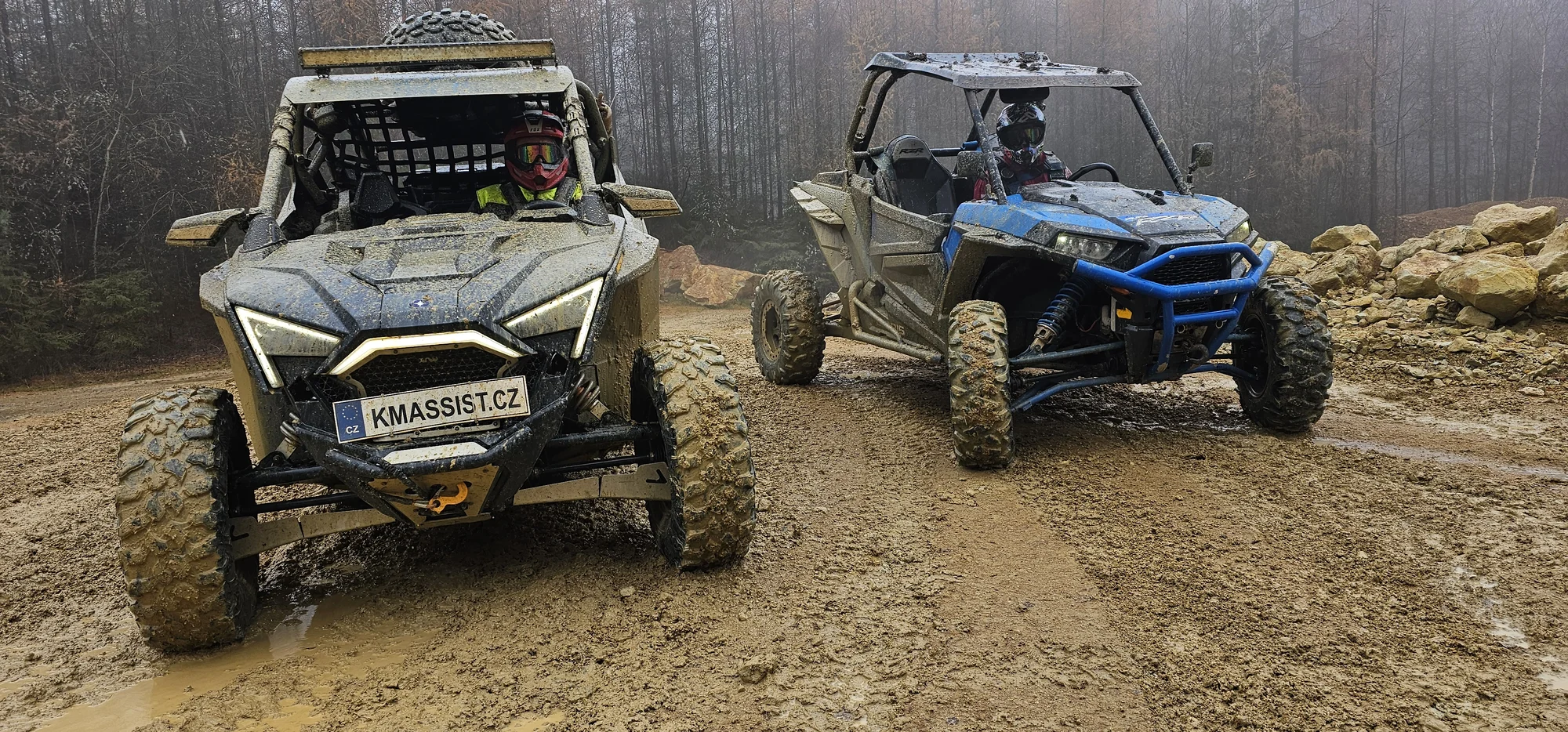Jízda na přírodním okruhu: 15–60 min. řízení terénní buggy či spolujízdy v dakarské