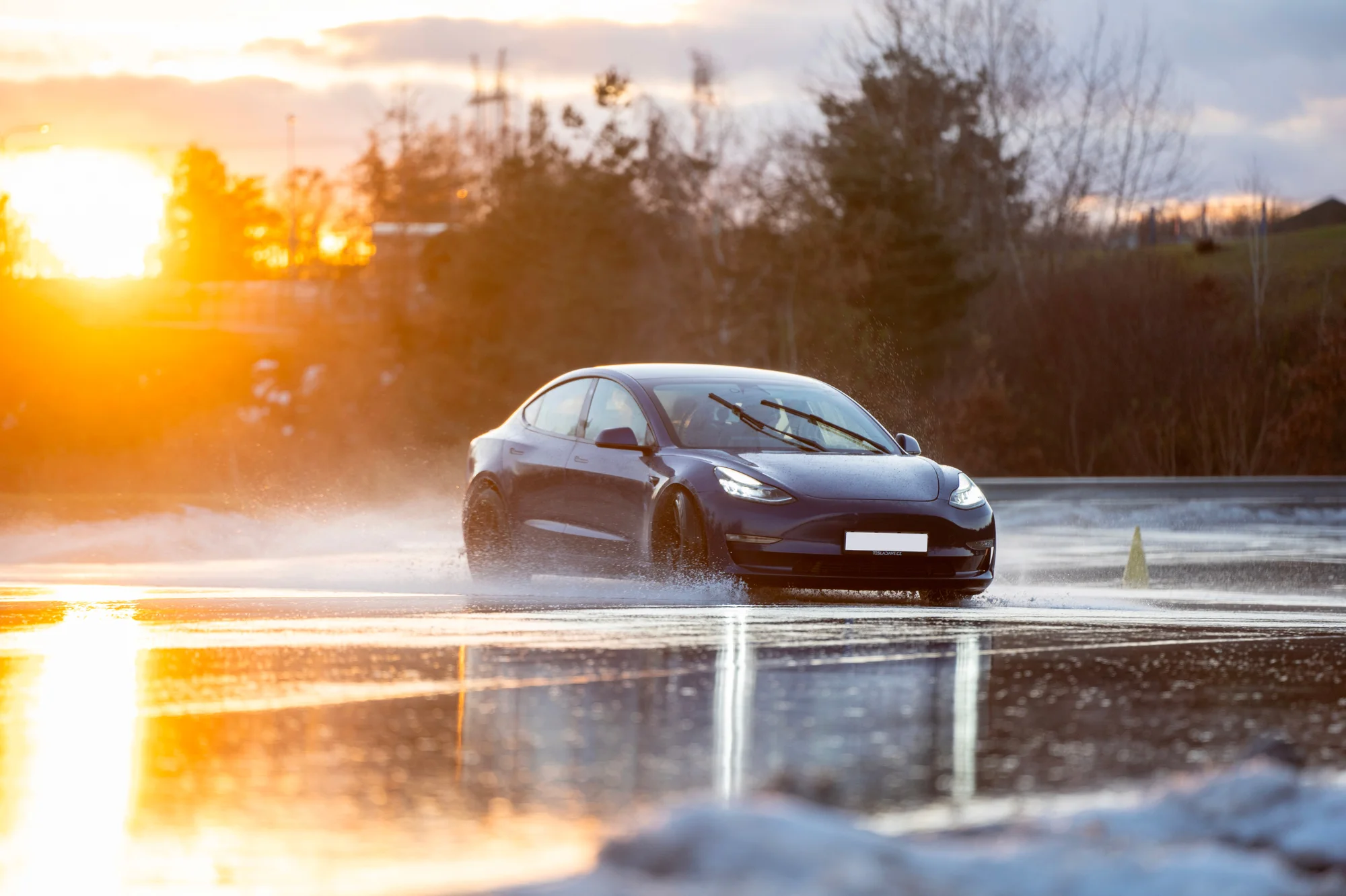Svezení driftem na polygonu v moderní Tesle 3 Performance: 1 až 20 kol i pro více osob